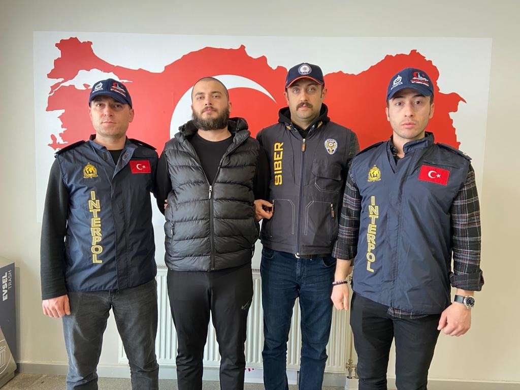 Kripto para borsası Thodex'in kurucusu Faruk Fatih Özer, Arnavutluk'tan Türkiye'ye getirildi. Zanlı, Siber Suçlarla Mücadele Şubesinde sorguya çekilecek.