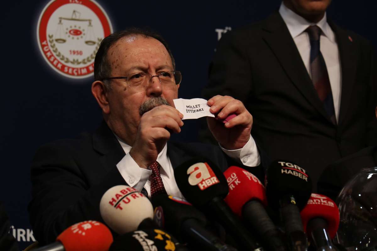 Yüksek Seçim Kurulunca 14 Mayıs'ta yapılacak 28. Dönem Milletvekili Genel Seçimi'nde ittifakların ve siyasi partilerin birleşik oy pusulasındaki yerlerinin belirlenmesi için saat 14.00’de kura çekimi bitti.