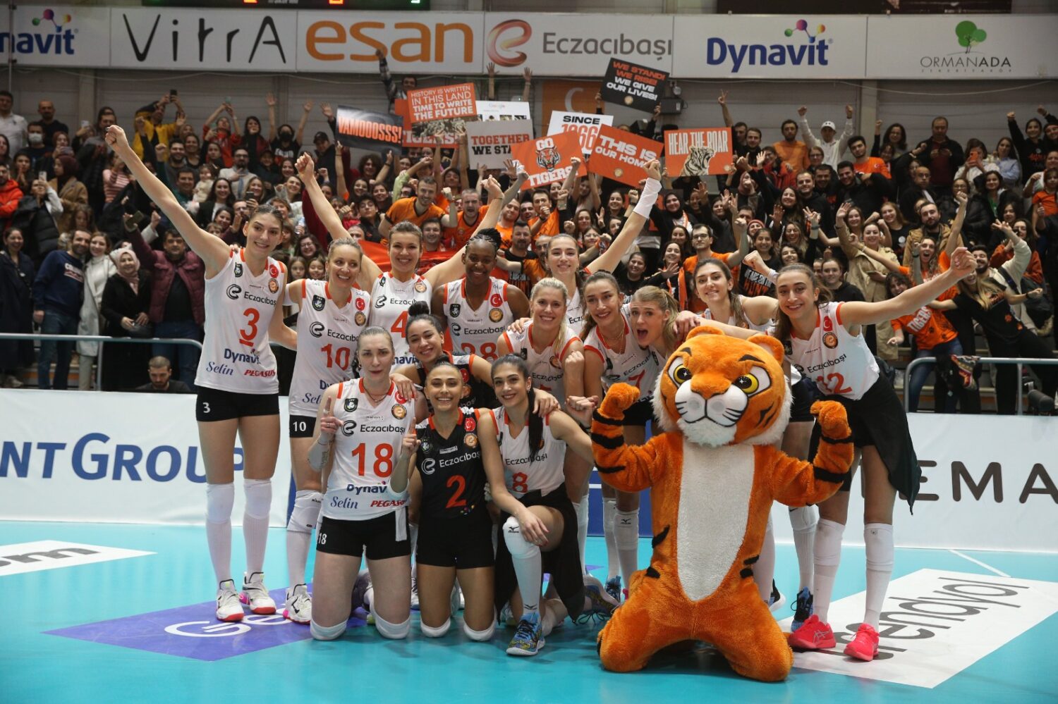 CEV Şampiyonlar Ligi’nde mücadele eden kadın voleybol takımlarından geçen senenin şampiyonu Vakıfbank, yine geçtiğimiz sene turnuvayı üçüncülükle bitiren Fenerbahçe Opet ve Eczacıbaşı Dynavit bu sezon yarı finale yükseldi. Avrupa’nın en prestijli voleybol organizasyonunda tarihinde ilk kez 3 Türk takımı yarı finalde kupa için mücadele edecek.