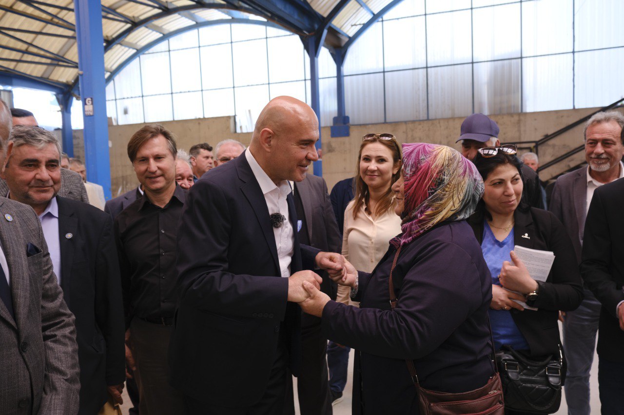 Balıkesir milletvekili adayı Dr. Turhan Çömez, Savaştepe'de esnafın ve vatandaşın sorunlarını dinledi. Bir pazarcı esnafı Çömez'e, 'Oylarımızı çaldırmayın' dedi.