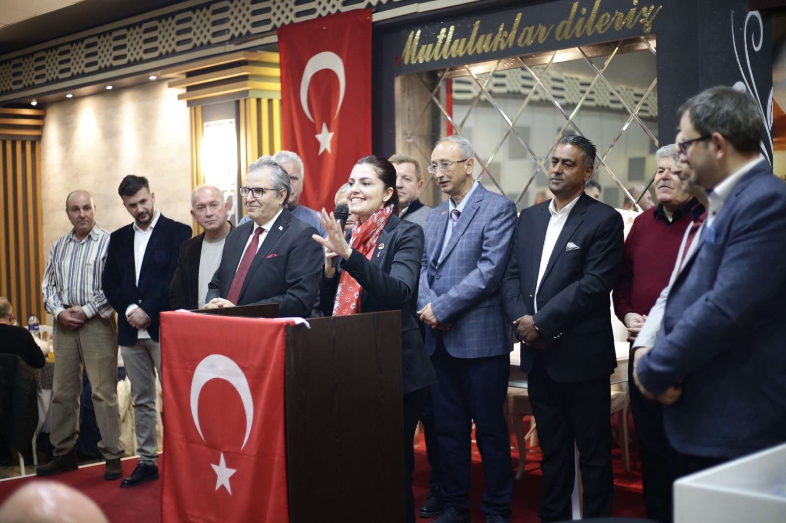 CHP Balıkesir dördüncü sıra milletvekili adayı Seval Bozkurt, Bandırma Eski Belediye Başkanı Dursun Mirza'nın kendi döneminden çalışma arkadaşlarıyla birlikte düzenlediği iftar yemeğine katıldı ve neden siyasette olduğuna dair açıklamalarda bulundu.