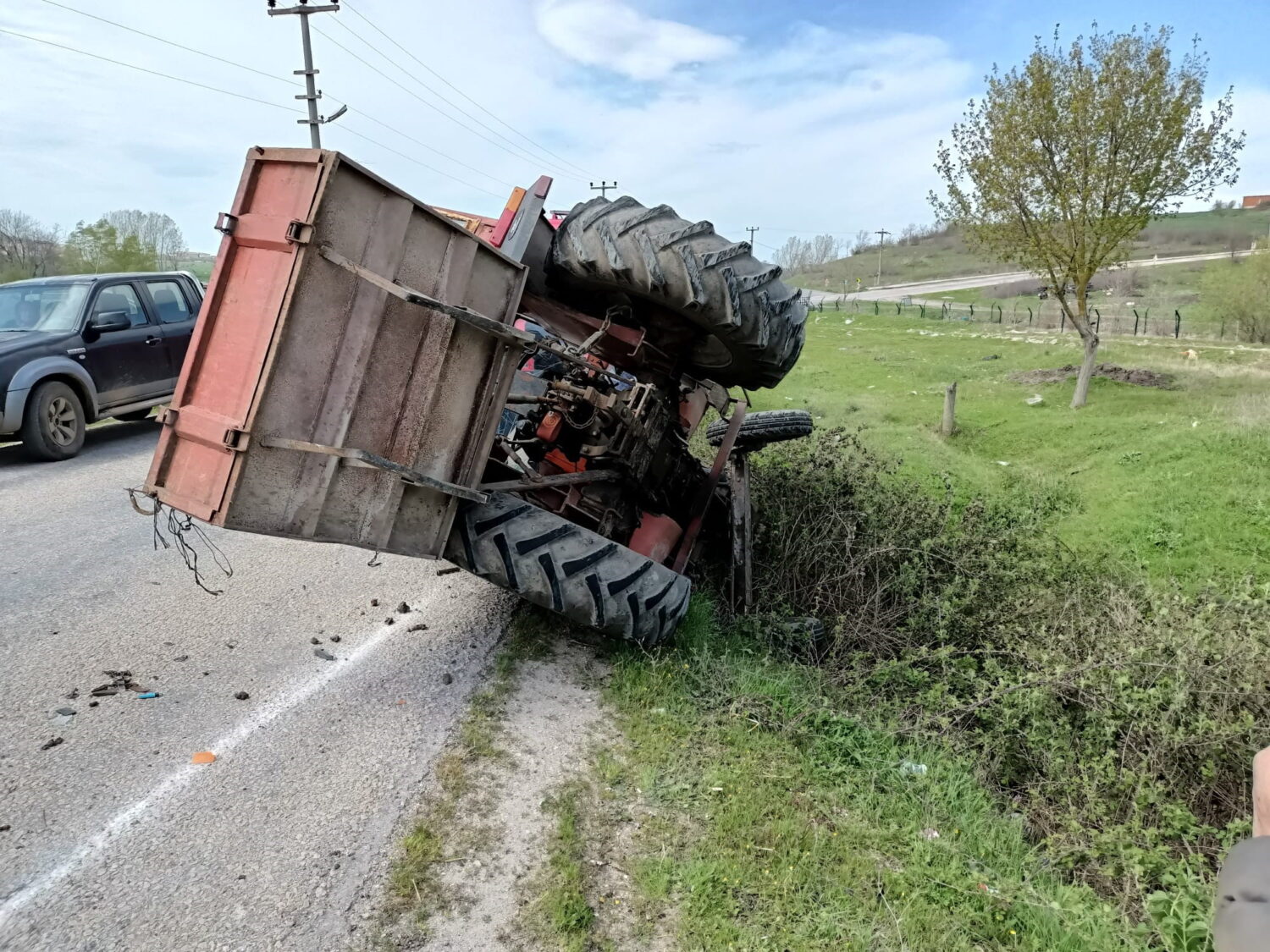 TRAKTÖR KAZASINDA AĞIR YARALANDI