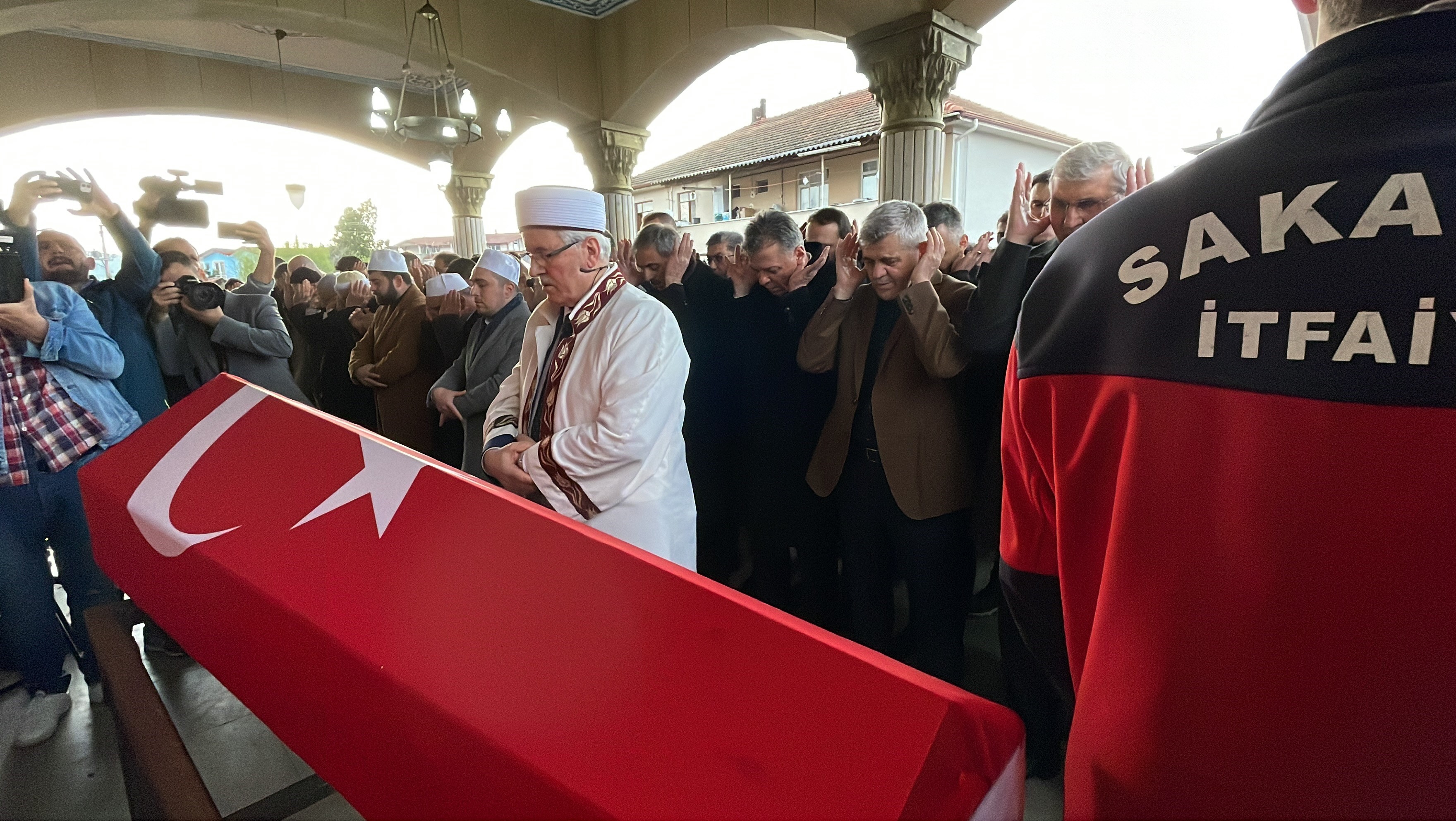 SAKARYA İTFAİYESİNDE HÜZÜNLÜ VEDA: İTFAİYE ERİ TÖRENLE SON YOLCULUĞUNA UĞURLANDI