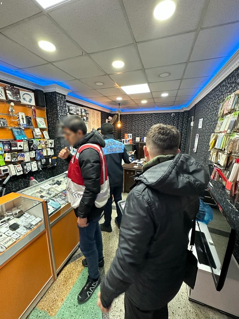 BAĞCILAR'DA YABANCI DİLDE TABELA DENETİMİ: 958 BİN 143 TL CEZA KESİLDİ, 6 YABANCI UYRUKLU YAKALANDI RUHSATI OLMAYAN, MÜHÜRLÜ OLDUĞU HALDE FAALİYETİNE DEVAM EDEN VE SİGORTASIZ İŞÇİ ÇALIŞTIRAN İŞ YERLERİNE CEZA YAĞDI