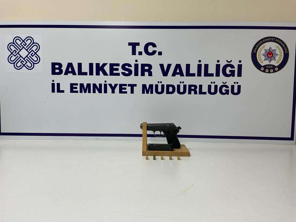 Balıkesir'in Burhaniye ilçesinde, ay sonunda yaşanan Ergüder Akgün cinayetinde aranan cinayet şüphelisi polisin operasyonu ile yakalandı.