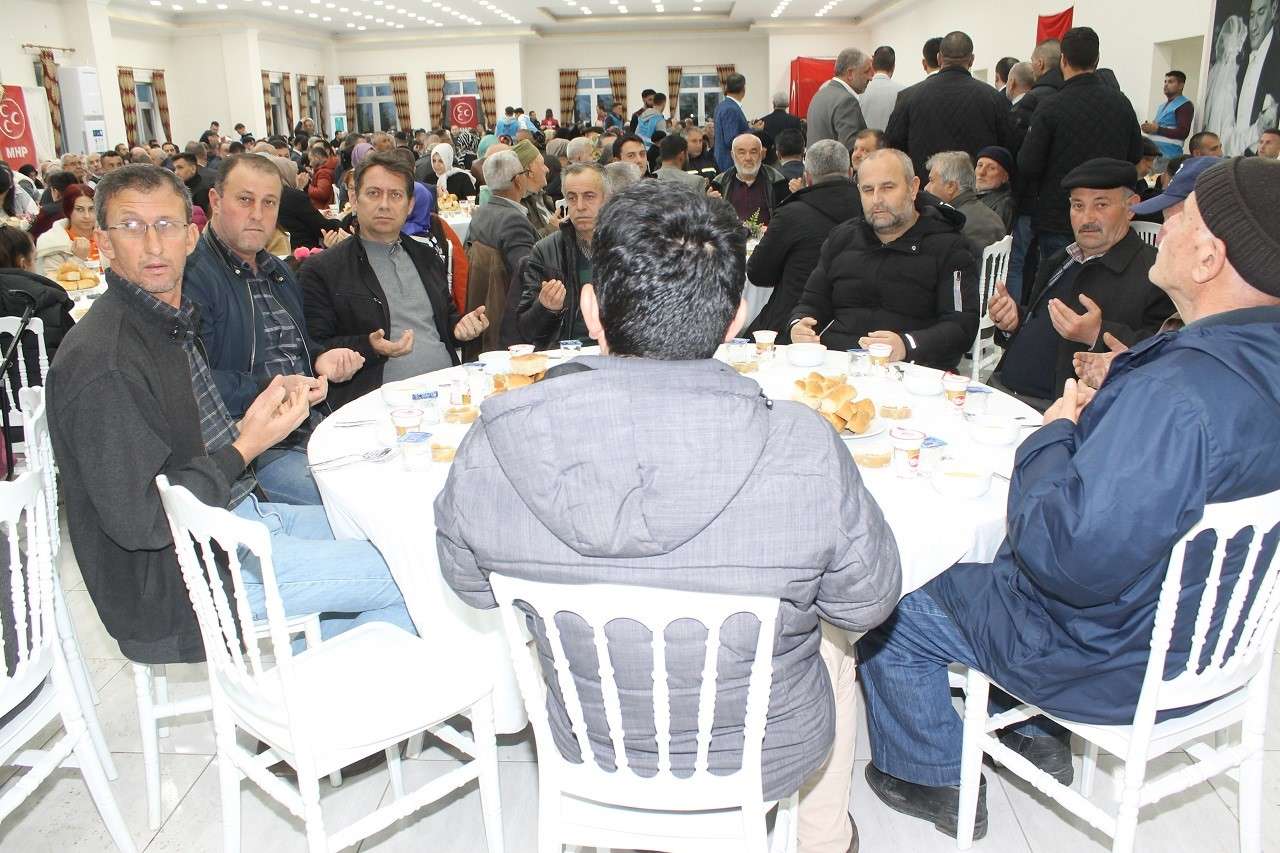 manyas ta ülkü ocaklarından iftar yemeği