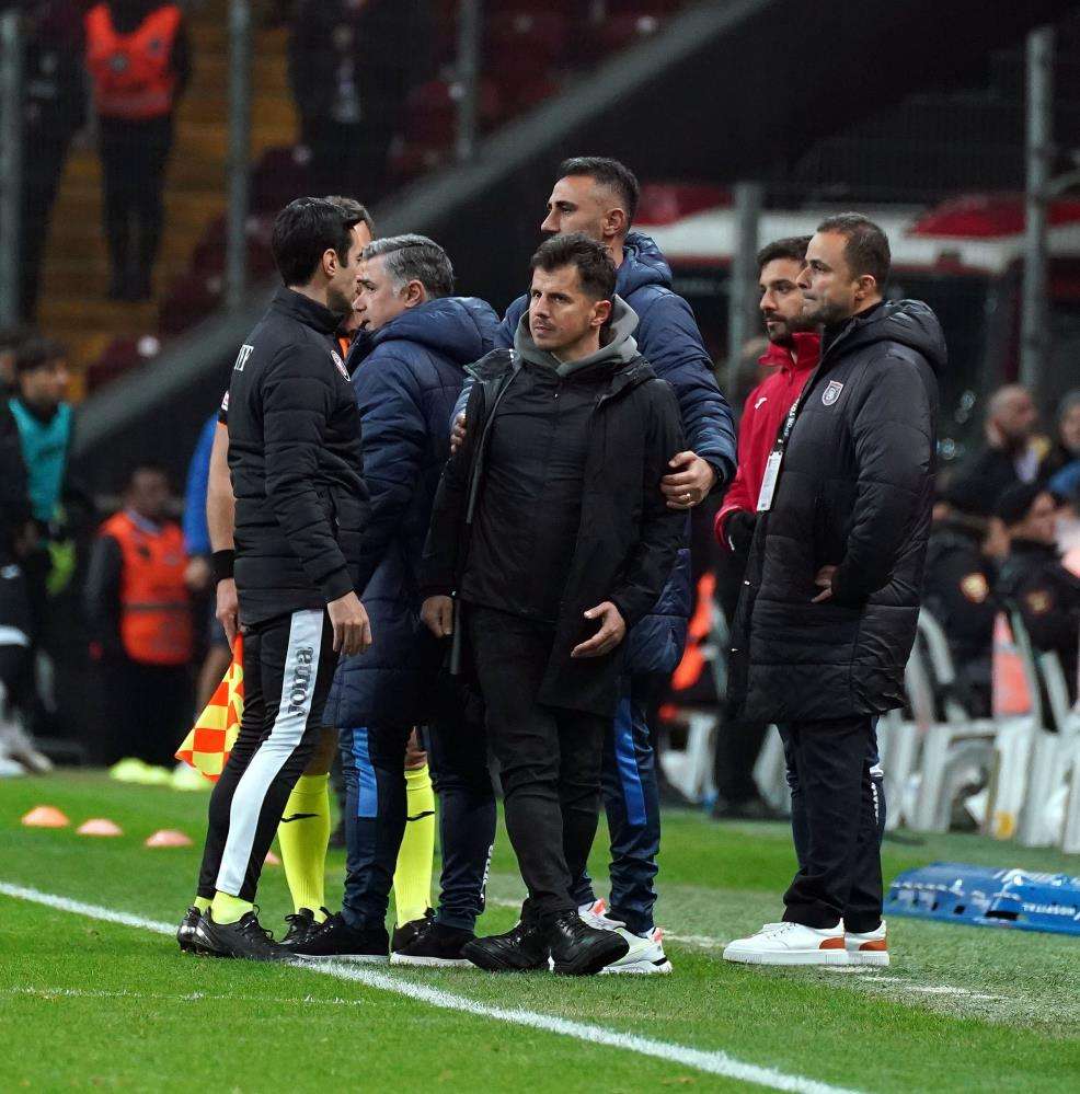 Profesyonel Futbol Disiplin Kurulu (PFDK), Medipol Başakşehir Teknik Direktörü Emre Belözoğlu'na 4 maçtan men cezası verdi. Beşiktaş Başkanı Ahmet Nur Çebi ve Galatasaray Başkanı Dursun Özbek'e de 21 gün hak mahrumiyeti cezası verdi.