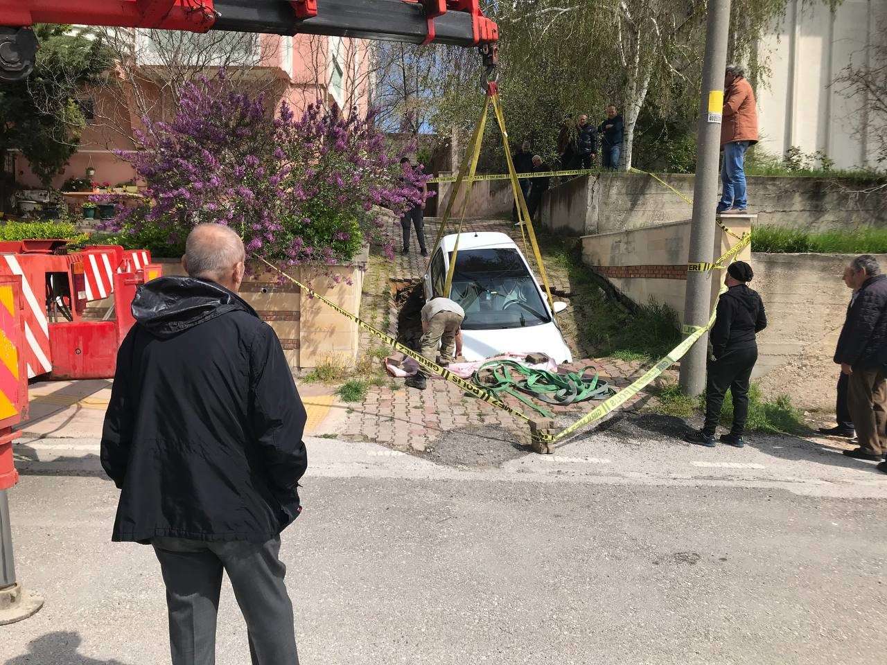 Edirne'nin Fatih Mahallesi'nde, emekli bir albay olan Mustafa Türkselçi'nin otomobili, sitenin bahçesindeki yolun çökmesi sonucu çukura düştü