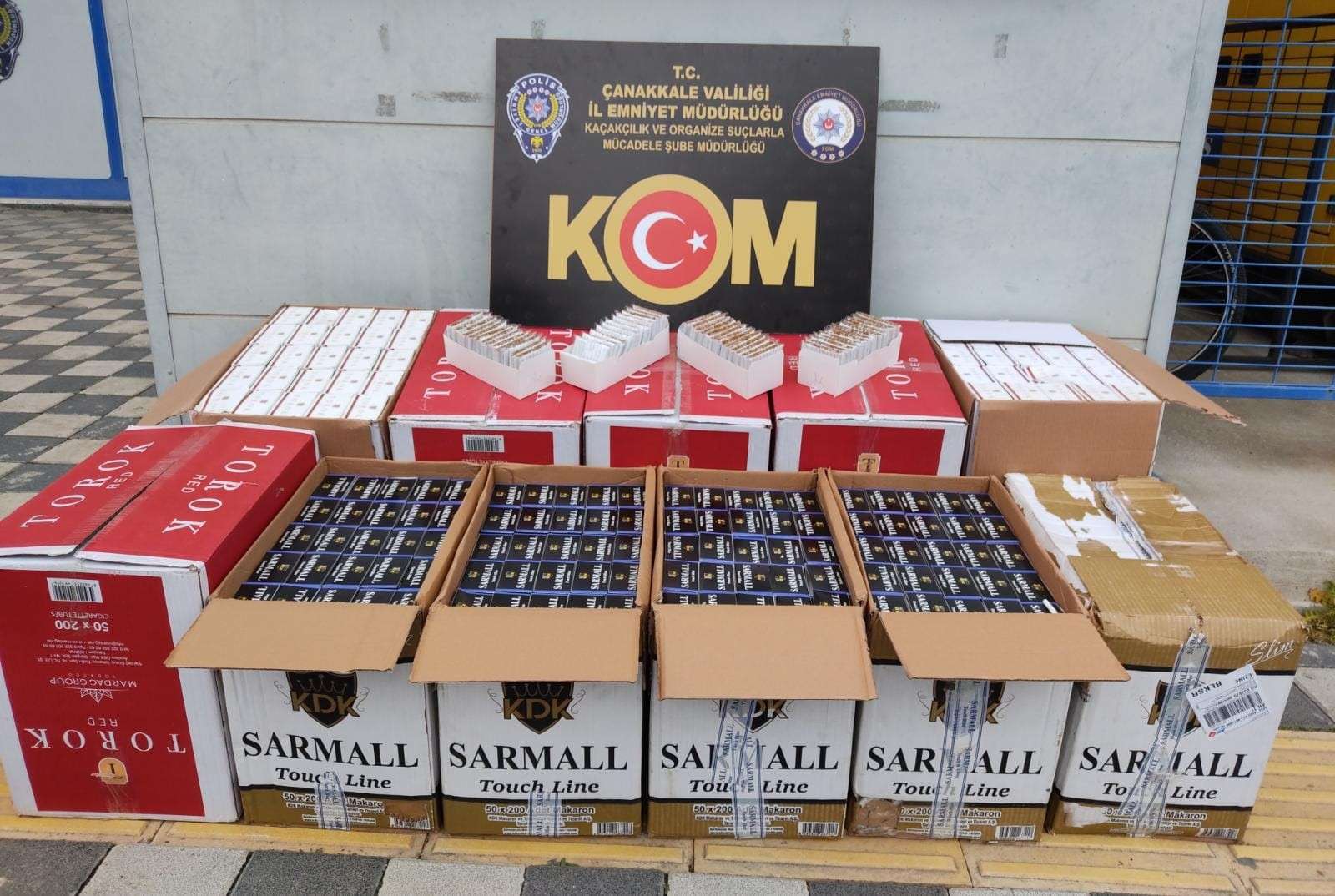 Çanakkale'de gerçekleştirilen kaçak sigara operasyonlarında 36 bin 600'ü doldurulmuş olmakla beraber 221 bin 220 makaron ele geçirildi.