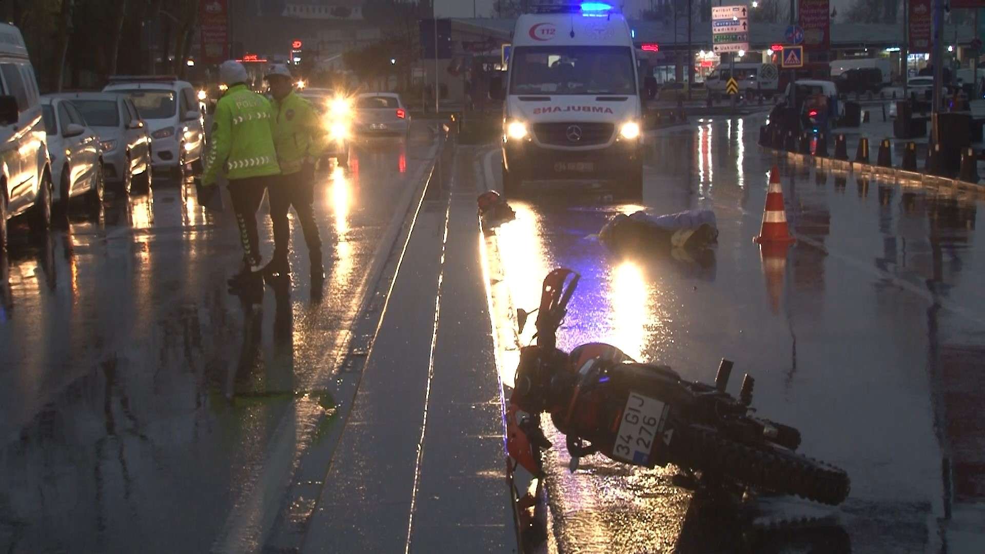 İSTANBUL'DA OTOMOBİLİN ALTINDA KALAN MOTOSİKLET SÜRÜCÜSÜ HAYATINI KAYBETTİ