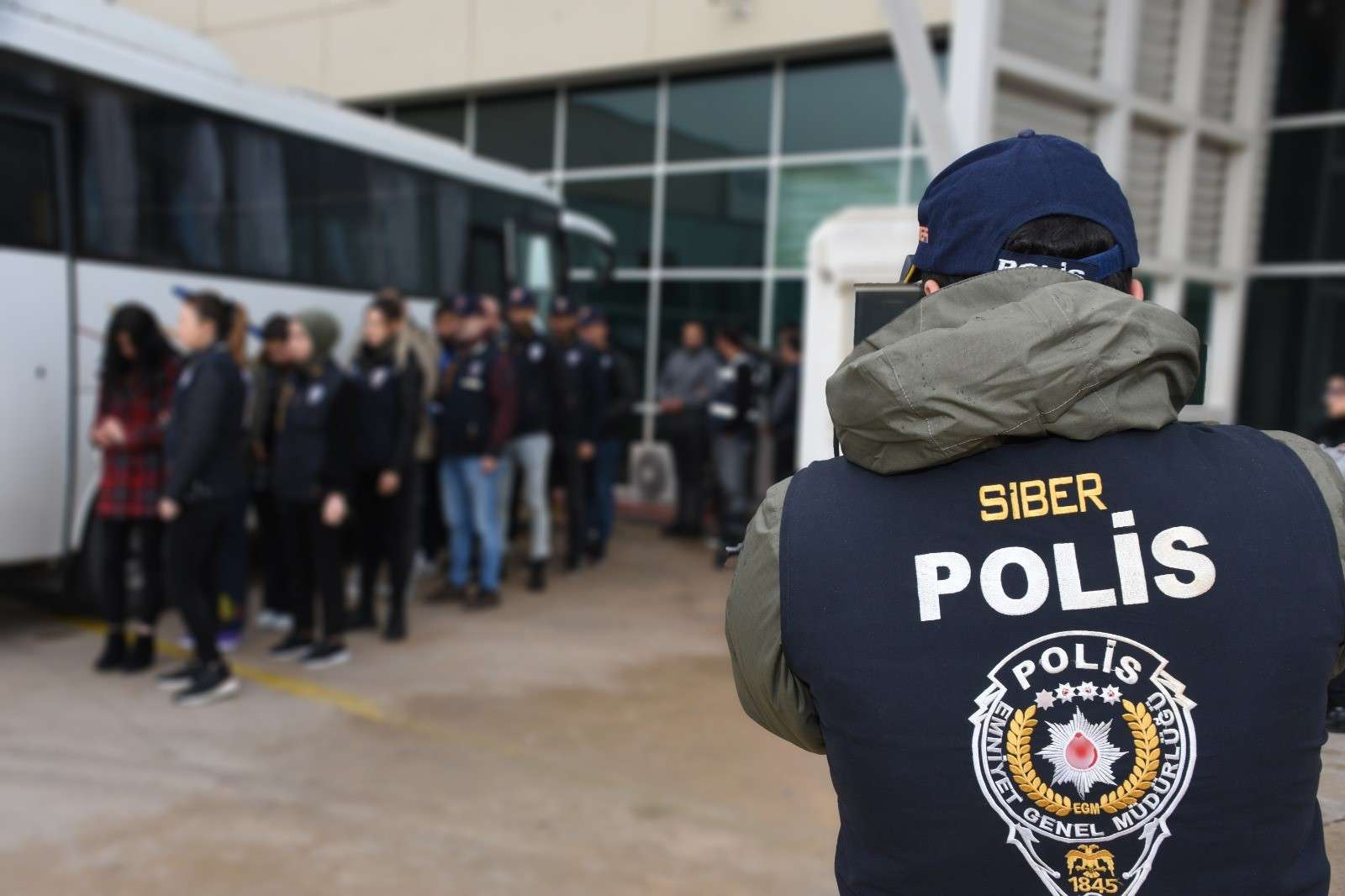 Balıkesir merkezli 7 ilde gerçekleştirilen operasyonda, sosyal medya hesaplarından yatırım vaadiyle dolandırıcılık yaptığı öne sürülen 16 zanlı gözaltına alındı.