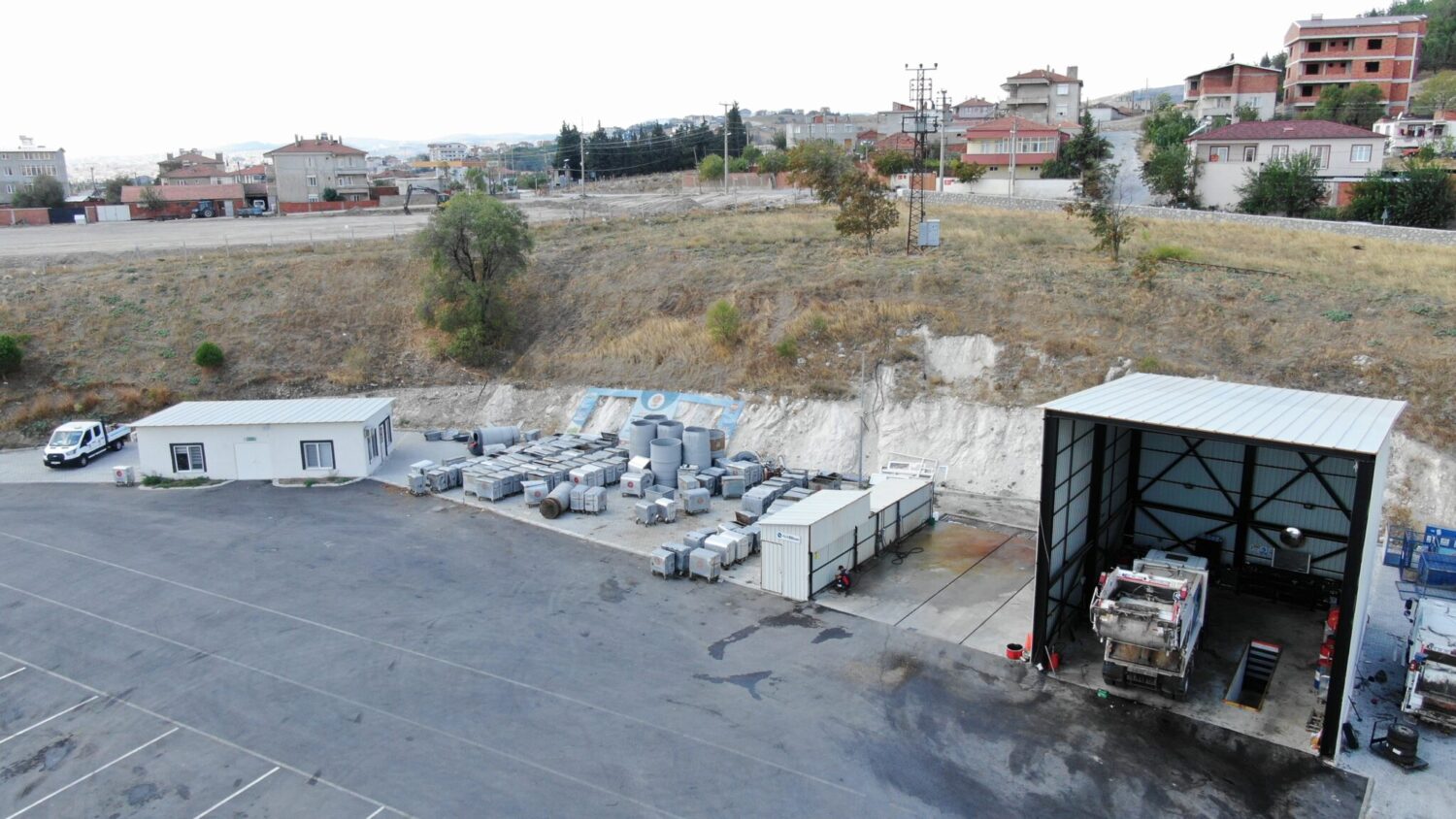 Türkiye’nin en çevreci, en temiz ve en sağlıklı kentlerinden biri olmayı amaçlayan Karesi Belediyesi çevre dostu yatırımlarıyla dikkat çekiyor. Karesi Belediyesi, Güneş Enerjisi Santrali, Atık Getirme Merkezi ve Temizlik İşleri Ek Hizmet Binası’nı hizmete alarak çevre dostu ilçe yolunda büyük adımlar attı.