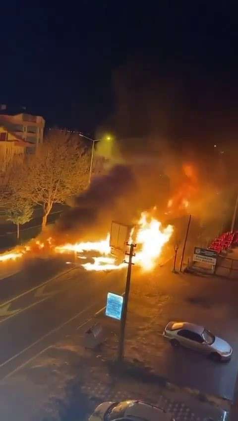 Sakarya'nın Pamukova ilçesinde sabah saat 05.00 sıralarında meydana gelen bir trafik kazası büyük üzüntüye neden oldu.