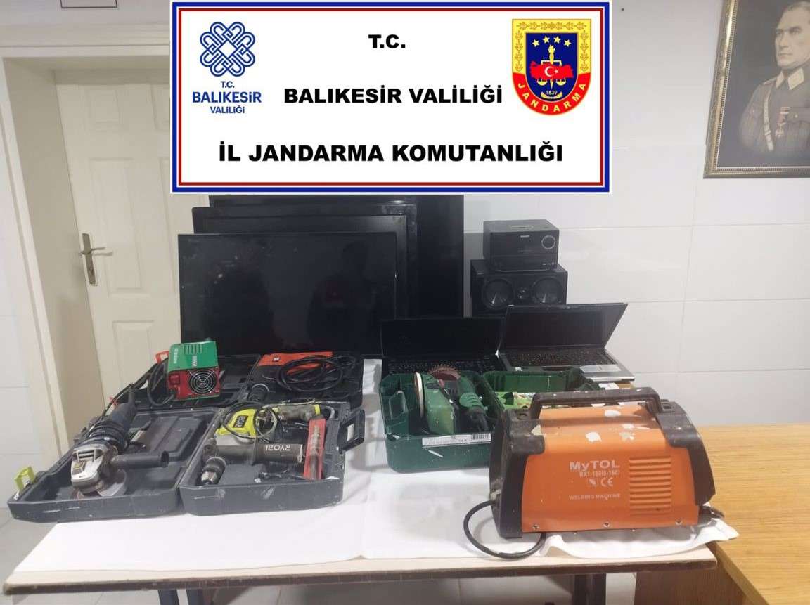 Balıkesir’in Edremit ilçesinde hırsızlık ve hırsızlık eşyasını satın almaktan 4 kişi tutuklandı.