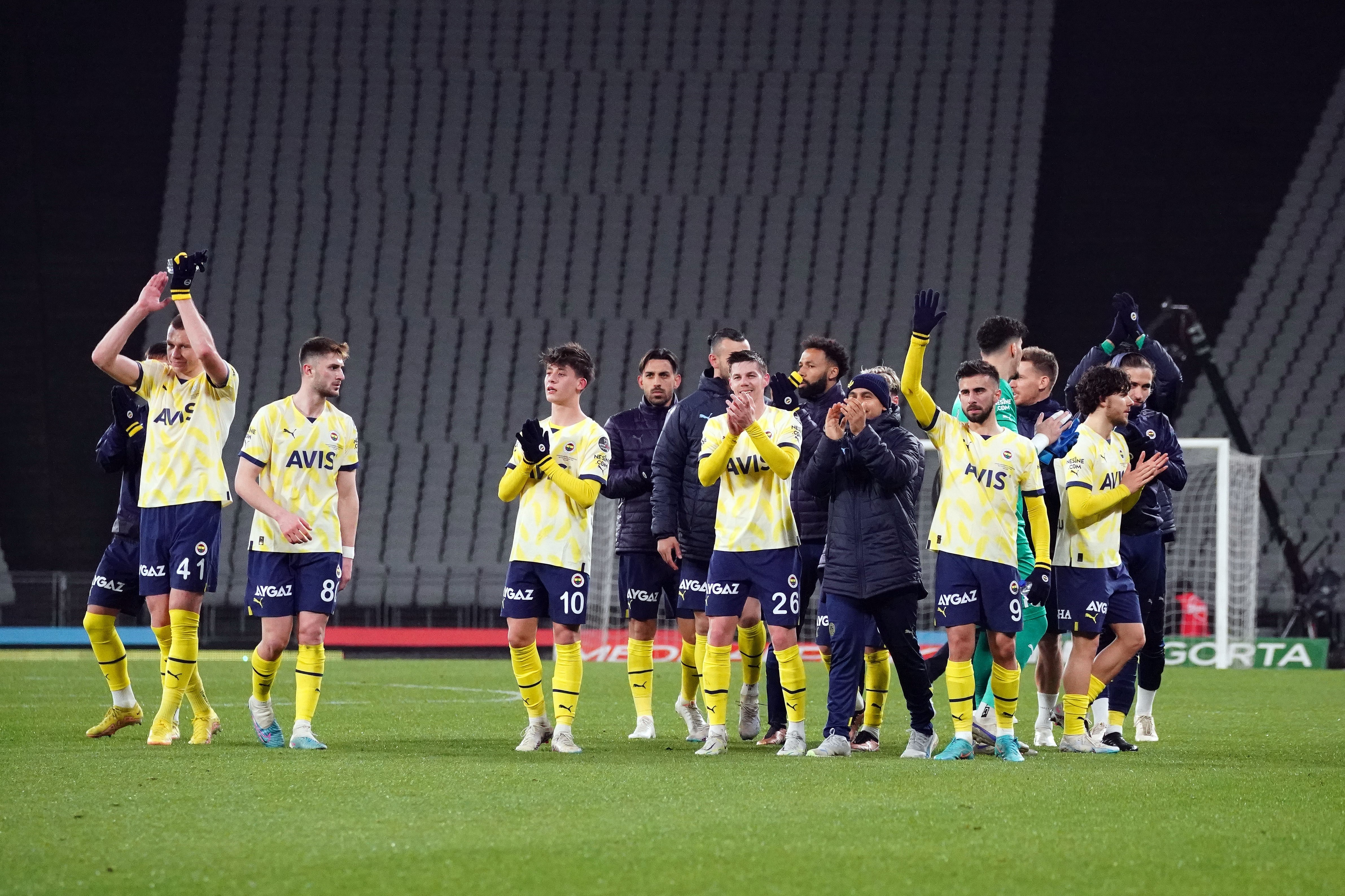 Fenerbahçe, Fatih Karagümrük'ü 2-1 yenerek deplasmandaki yenilmezlik serisini 7 maça çıkardı. Bu seride 6 galibiyet ve 1 beraberlik alarak son 7 deplasman maçında 19 puan topladı.