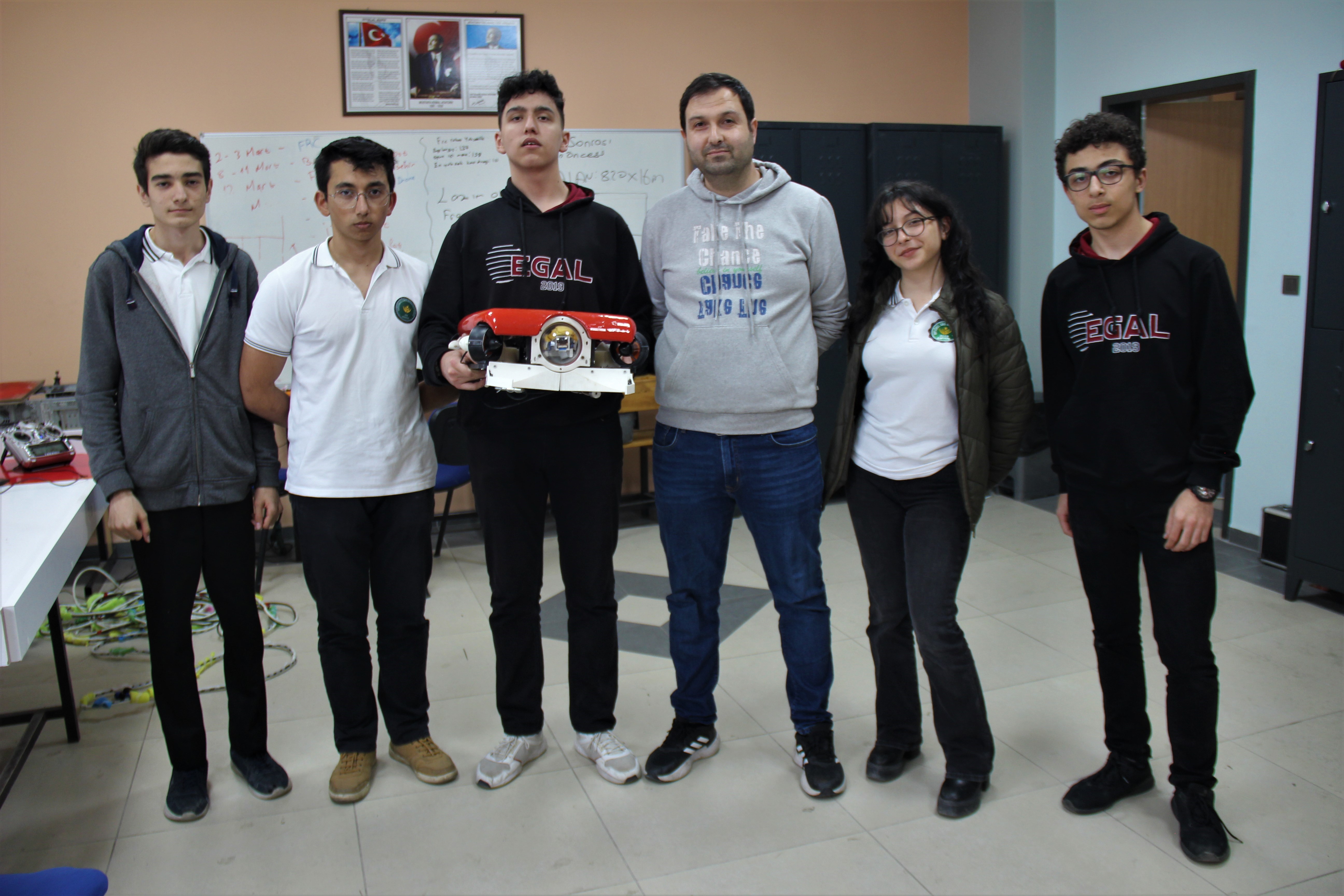 LİSE ÖĞRENCİLERİ SU ALTI ROBOTU ÜRETTİ: 8 MOTORLU VE 30 METREYE KADAR SU GEÇİRMİYOR
