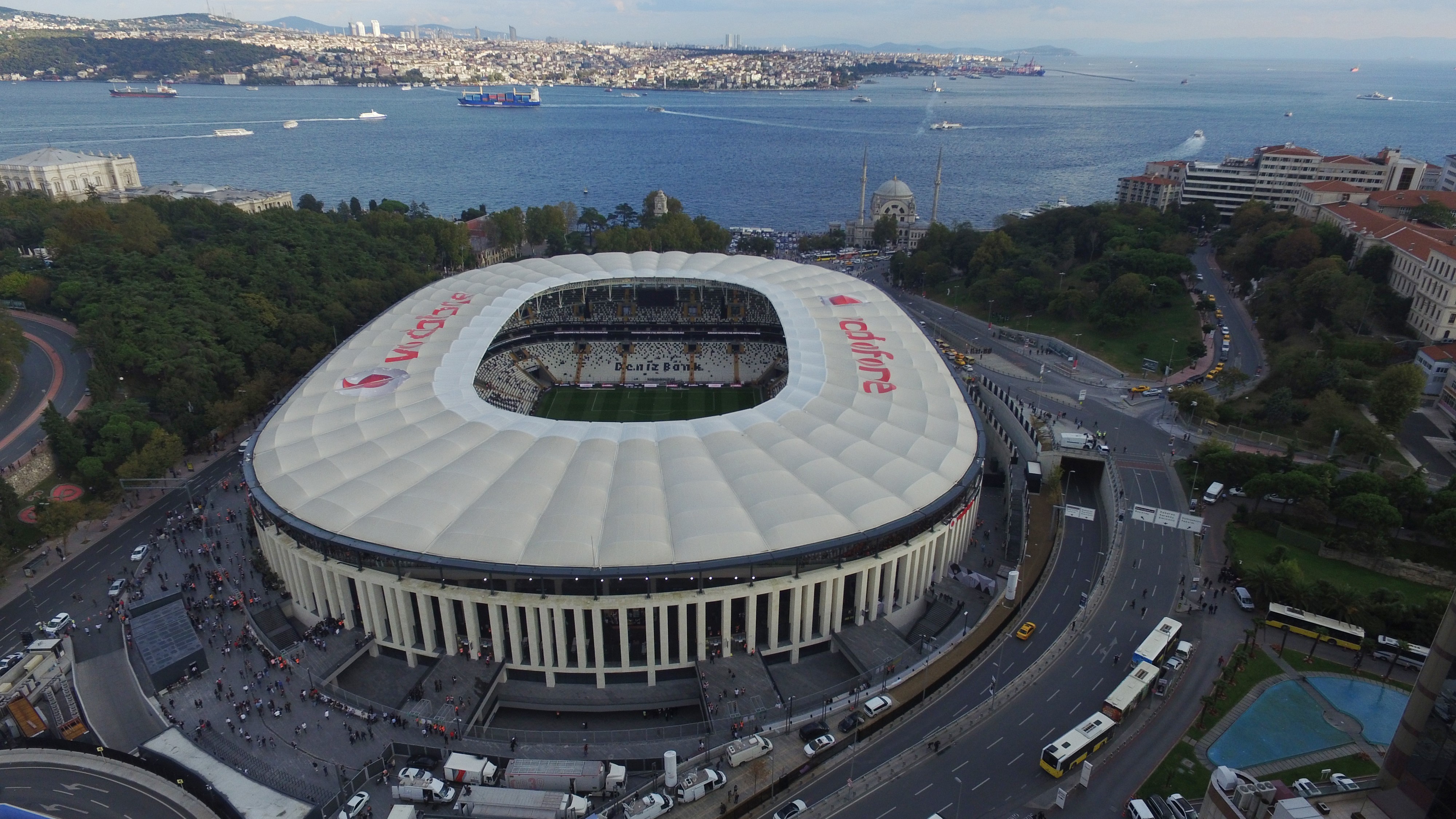 Beşiktaş'ta, mevcut stadyum isim sponsorluğu anlaşmasının bu yıl sona ermesi nedeniyle, yeni sponsorluk görüşmeleri hızlandı.