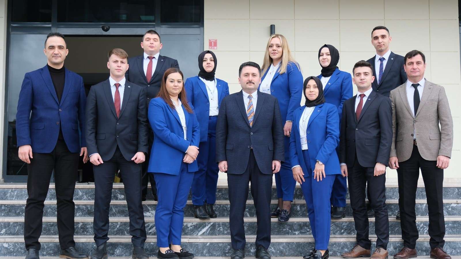 Altıeylül Belediyesi ilçe sakinlerinin önerilerini, taleplerini ve şikâyetlerini dinleyip çözüm üretmek için ‘Altıeylül Yanında Ekibi’ ile kapı kapı geziyor.