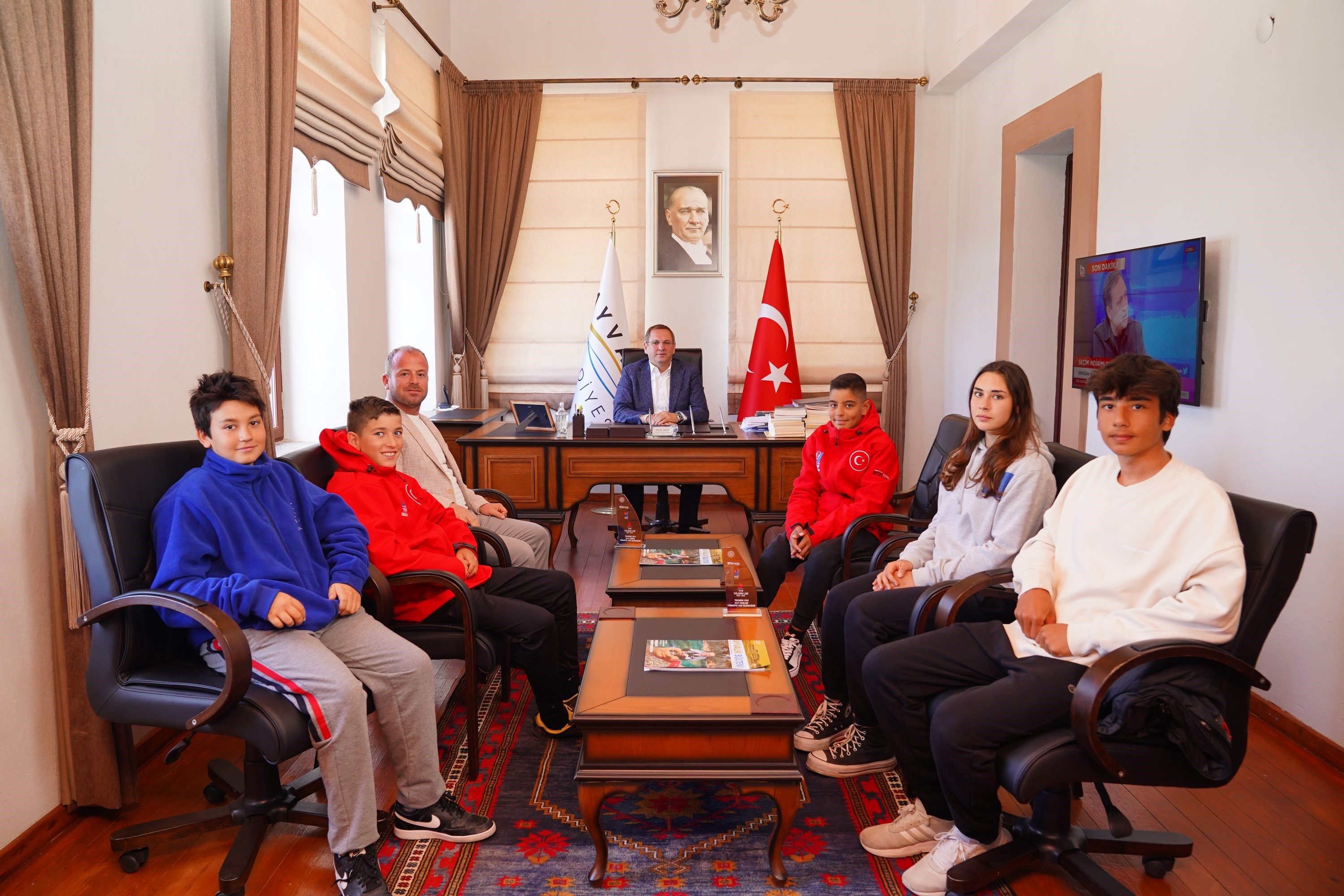 AYVALIK'TA BEŞ MİLLİ SÖRFÇÜ AVRUPA'NIN ZİRVESİ İÇİN YARIŞIYOR