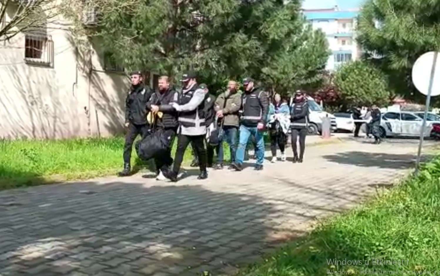 anakkale merkezli 4 ilde düzenlenen uyuşturucu operasyonunda kendisini sosyal medyada uyuşturucu karşıtı olarak tanıtan ‘Mübarek Serdar’ lakaplı Serdar K. ile 5 şüpheli gözaltına alındı.