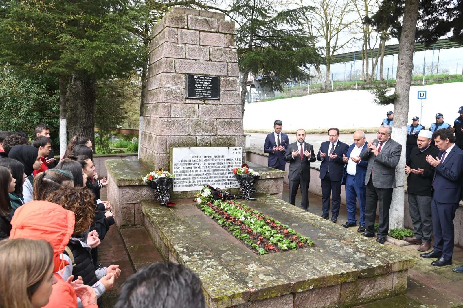 Cihan Pehlivanı Kurtdereli Mehmet Pehlivan, vefatının 84. yıldönümünde mezarı başında dualar ile anıldı.