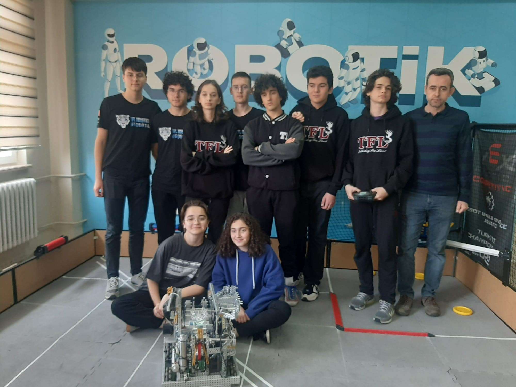 Tekirdağ'ın Süleymanpaşa ilçesinde bulunan Ebru Nayim Fen Lisesi robotik kodlama takımı öğrencileri, okulda ürettikleri robotla, ABD'nin Dallas kentinde yapılacak ve 50 ülkeden 800'ü aşkın takımın katılacağı Vex Robotics Dünya Şampiyonası'nda boy gösterecek.