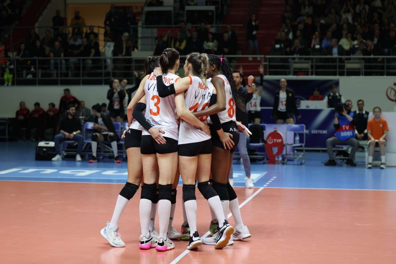 CEV Kadınlar Şampiyonlar Ligi Yarı Finali’nde Eczacıbaşı Dynavit, 3-2 kaybettiği ilk maçın rövanşını, 25-22, 25-12 ve 25-21'lik setlerle 3-0 kazanarak finale yükseldi. TÜRK FİNALİ