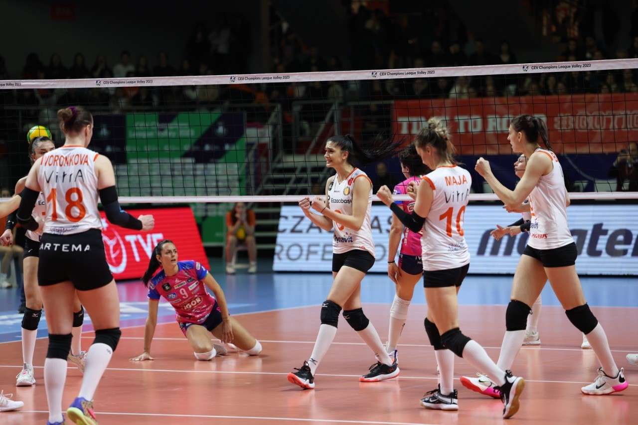 CEV Kadınlar Şampiyonlar Ligi Yarı Finali’nde Eczacıbaşı Dynavit, 3-2 kaybettiği ilk maçın rövanşını, 25-22, 25-12 ve 25-21