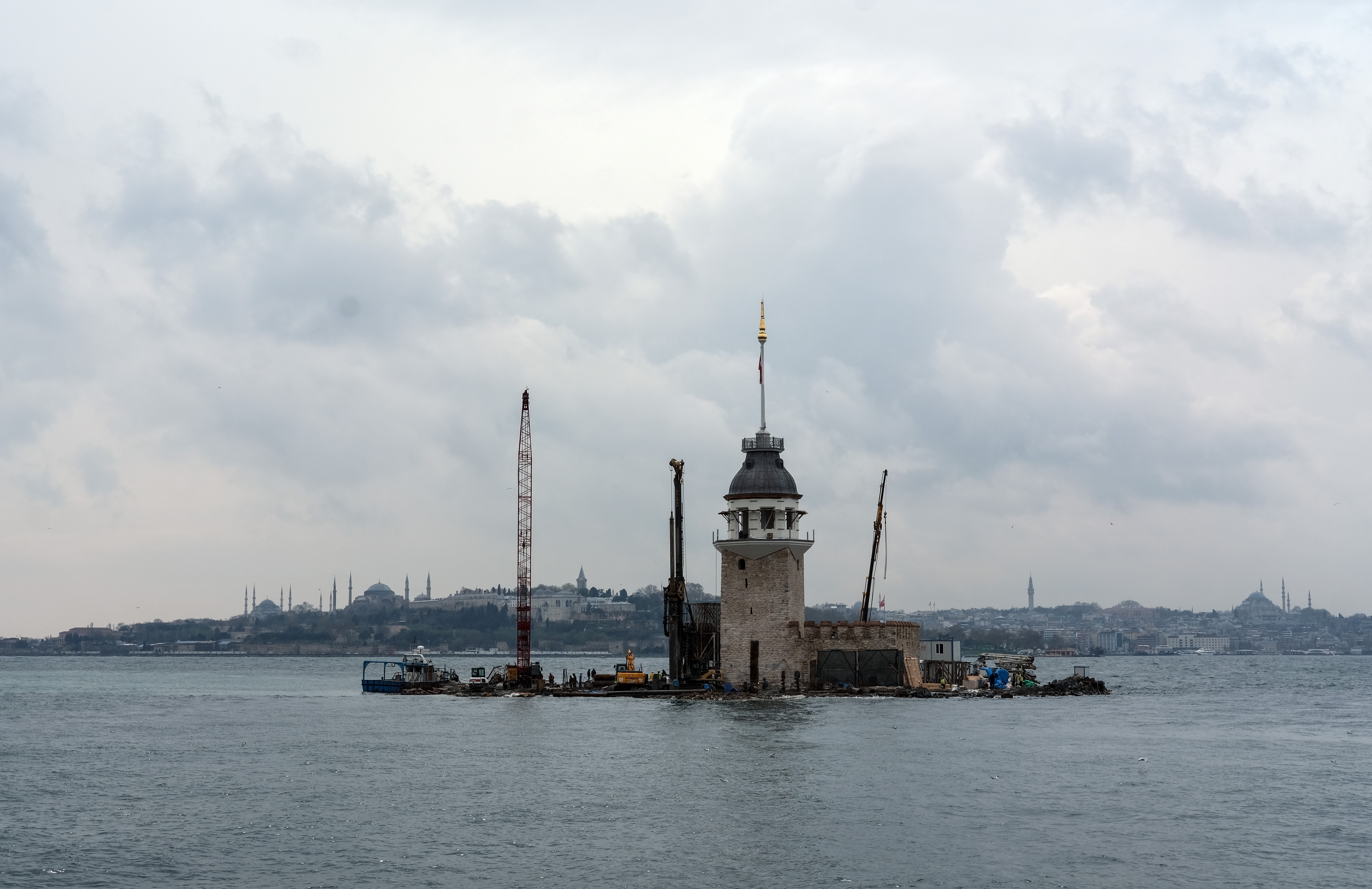 Restorasyon çalışmaları devam eden İstanbul’un simgelerinden Kız Kulesi’nin son hali görüntülendi. Mayıs ayında açılacak olsa da yapının silüetini tekrar görmek İstanbulluları mutlu etti.