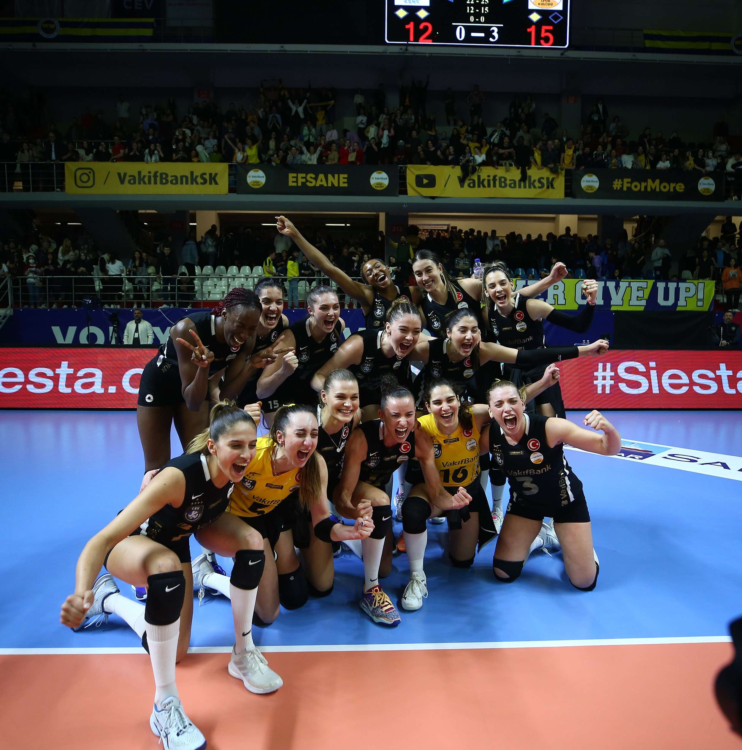 2023 CEV Şampiyonlar Ligi Yarı Final ikinci maçında Fenerbahçe, Vakıfbank’ı ağırladı. Mücadeleyi 3-0 kazanan Vakıfbank, altın setle finale yükseldi. İtalya’nın Torino şehrinde 20 Mayıs tarihinde oynanacak finalde Eczacıbaşı Dynavit ile Vakıfbank karşı karşıya gelecek.