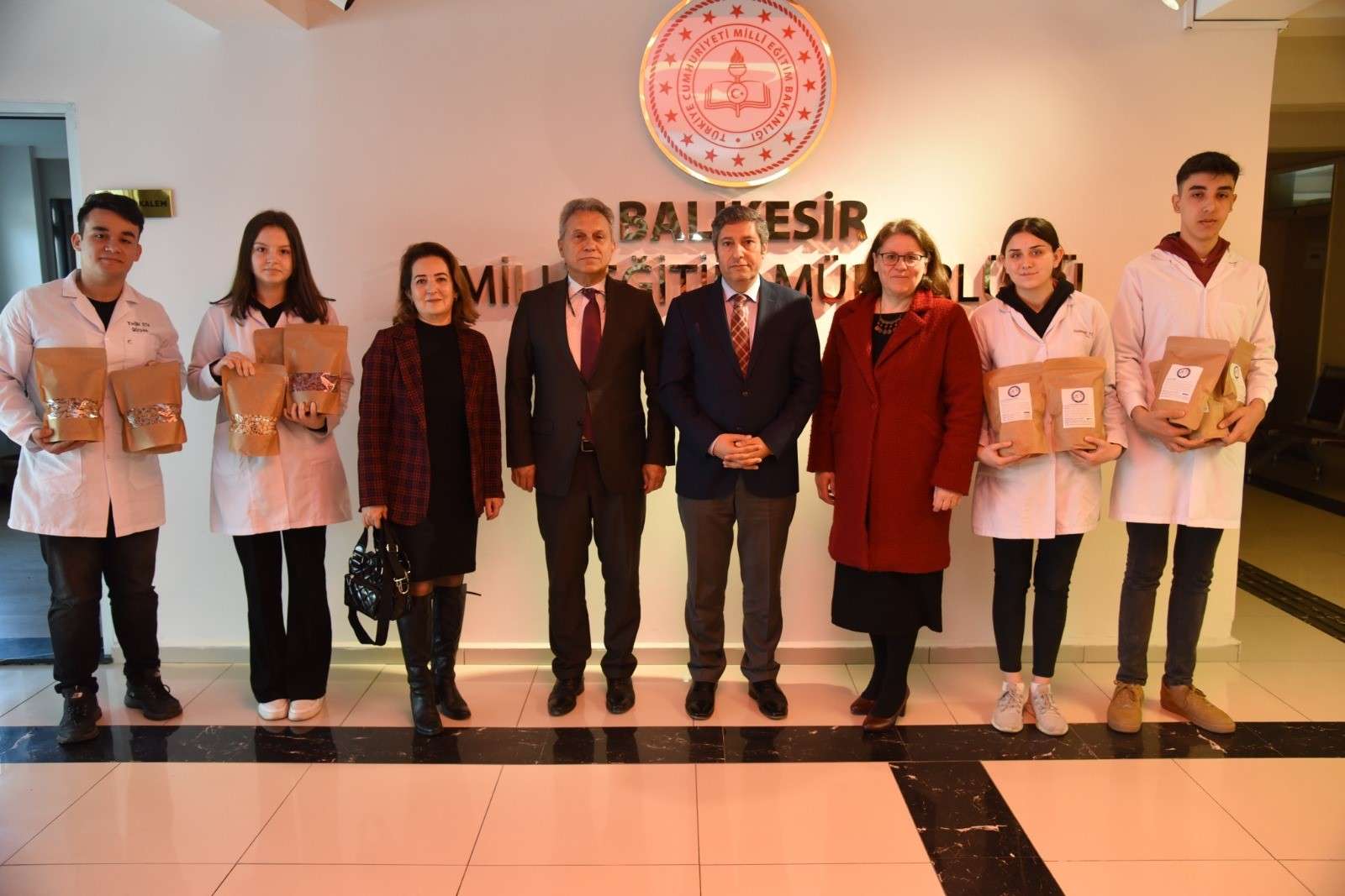 Hem deprem bölgesinde bulunan hem de bölgeden Balıkesir’e misafir gelen vatandaşlara, atölyelerinde ürettikleri ürünlerle destek olan Borsa İstanbul Mesleki ve Teknik Anadolu Lisesinin öğrenci ve öğretmenleri; Okul Müdürü Ayhan Kılıç ile birlikte İl Milli Eğitim Müdürü Ali Tatlı'yı ziyaret ederek devam eden ve planlanan çalışmalarını paylaştılar.