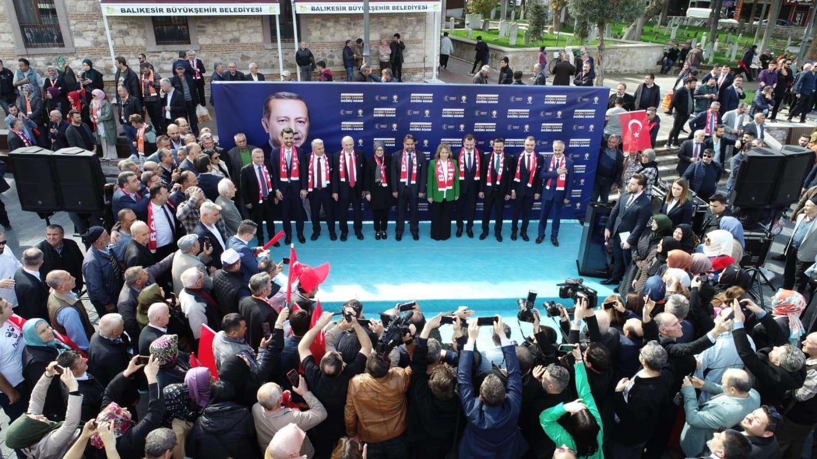 AK Parti Balıkesir İl Başkanlığı 14 Mayıs’ta yapılacak genel seçimlerde milletvekili listesinde yer alan adayların tanıtımını yaptı. Cuma Namazı sonrasında Tarihi Zağnos Paşa Camisinden Şeyhlütfullah Camisi’ne kadar yürüyüş yapan partililer ve milletvekili adayları 14 Mayıs’ta yapılacak seçimler için Balıkesirlilerden destek istedi.