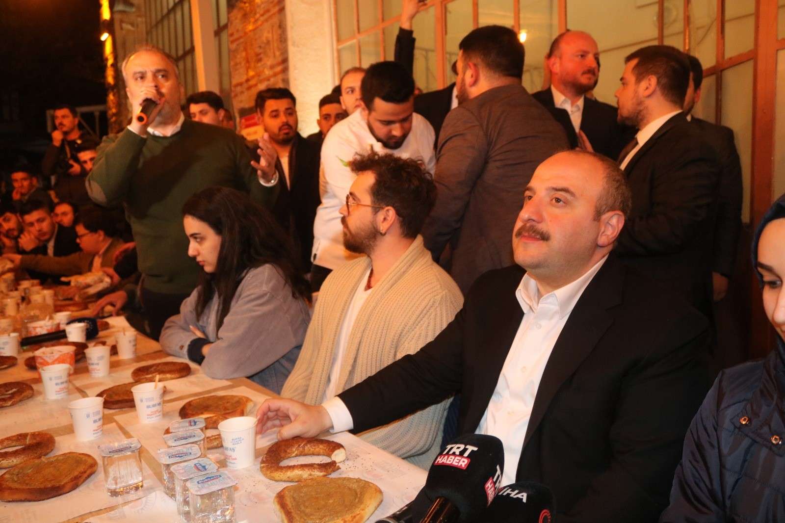AK Parti Bursa 2. bölge adayı ve Sanayi ve Teknoloji Bakanı Mustafa Varank, Togg marka makam aracıyla Abdal Meydanı'na gelerek Bursalı gençlerle sahur yaptı.