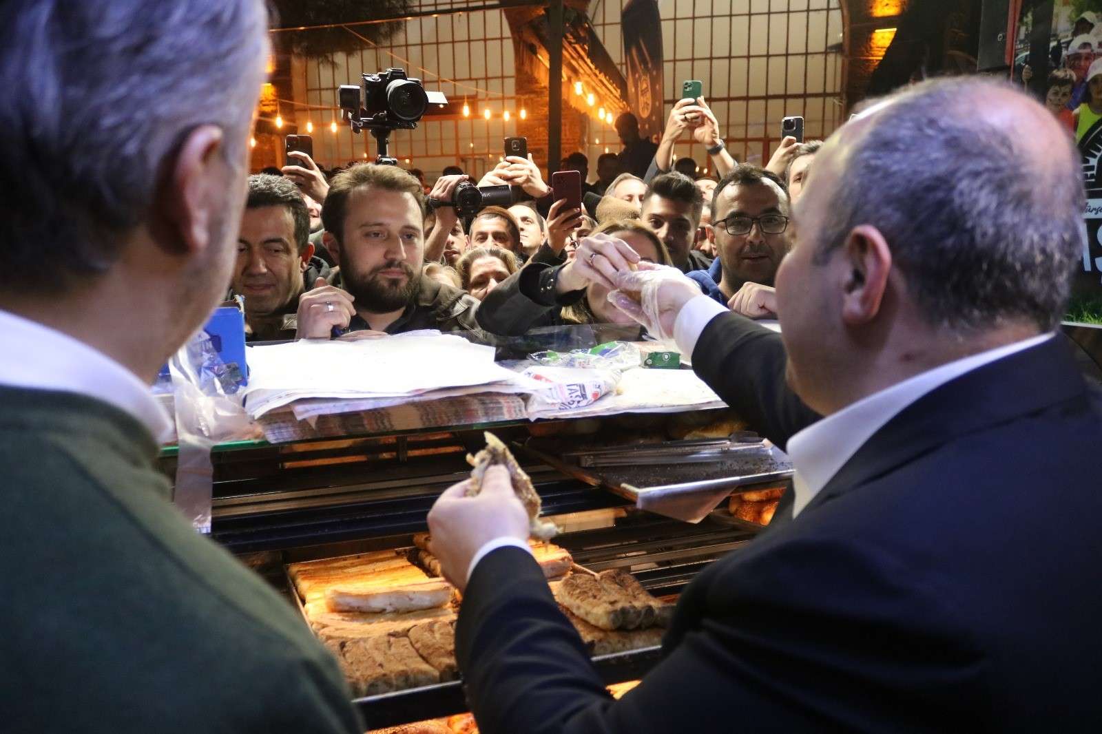 AK Parti Bursa 2. bölge adayı ve Sanayi ve Teknoloji Bakanı Mustafa Varank, Togg marka makam aracıyla Abdal Meydanı