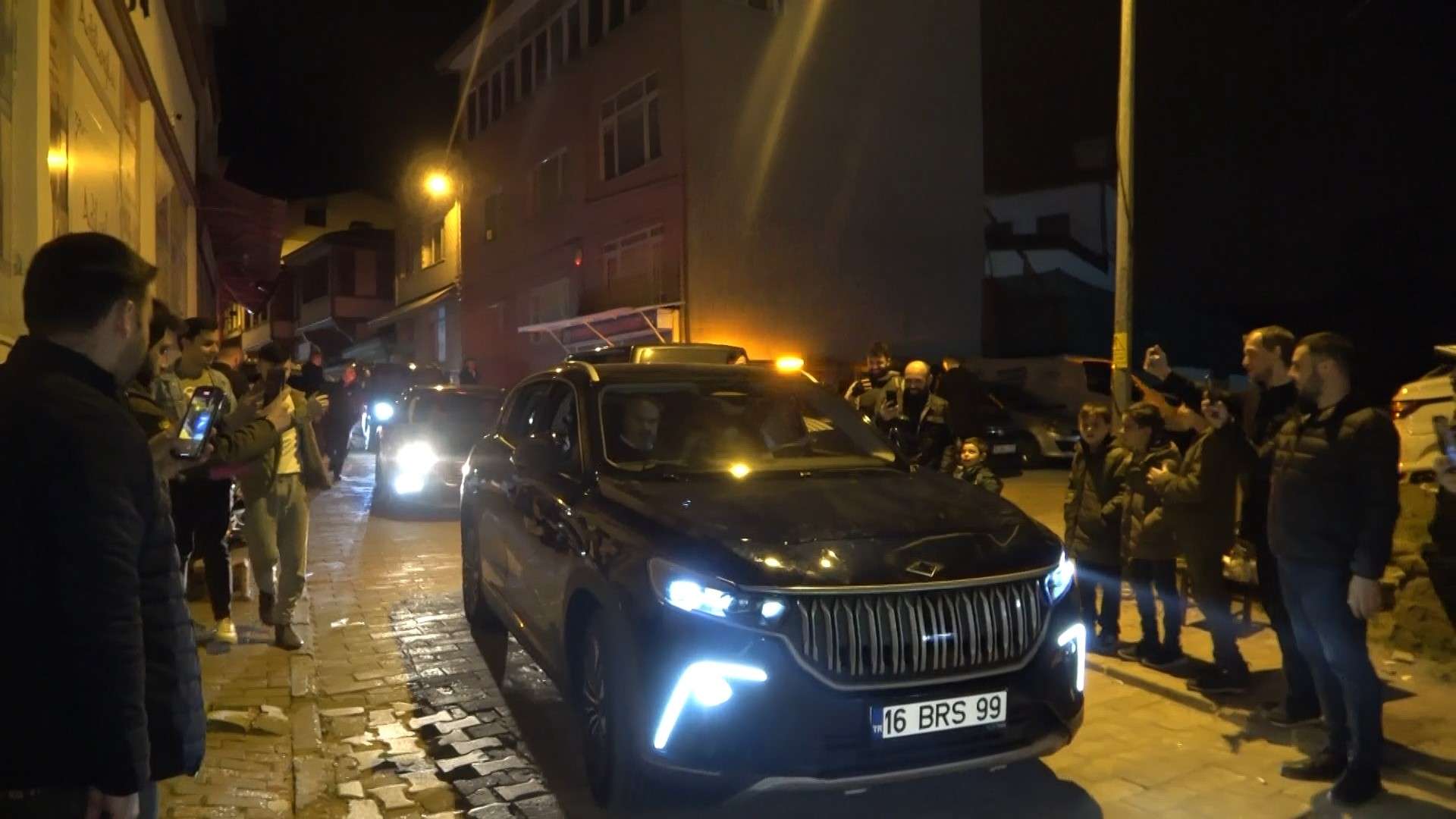 AK Parti Bursa 2. bölge adayı ve Sanayi ve Teknoloji Bakanı Mustafa Varank, Togg marka makam aracıyla Abdal Meydanı