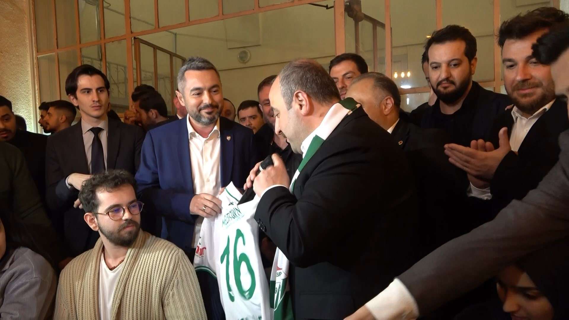 AK Parti Bursa 2. bölge adayı ve Sanayi ve Teknoloji Bakanı Mustafa Varank, Togg marka makam aracıyla Abdal Meydanı