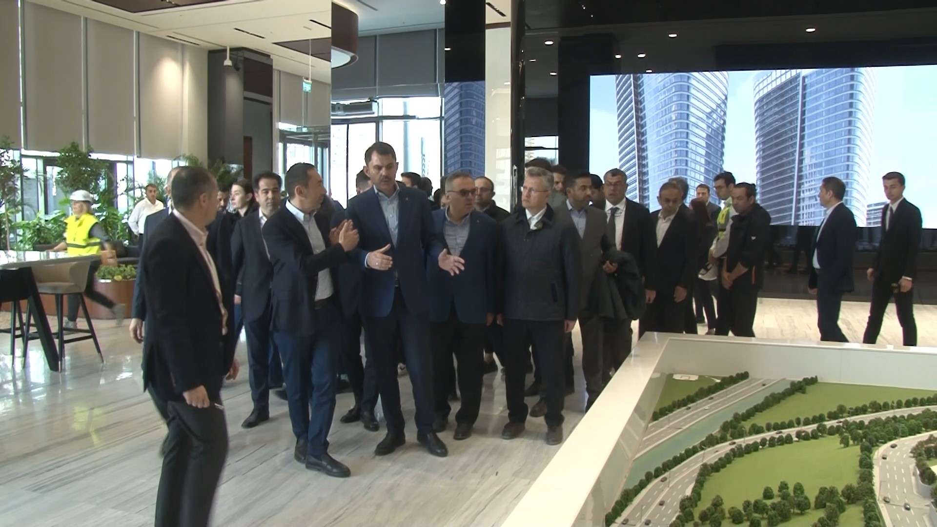 Çevre, Şehircilik ve İklim Değişikliği Bakanı Murat Kurum, yerli otomobil Togg ile 17 Nisan