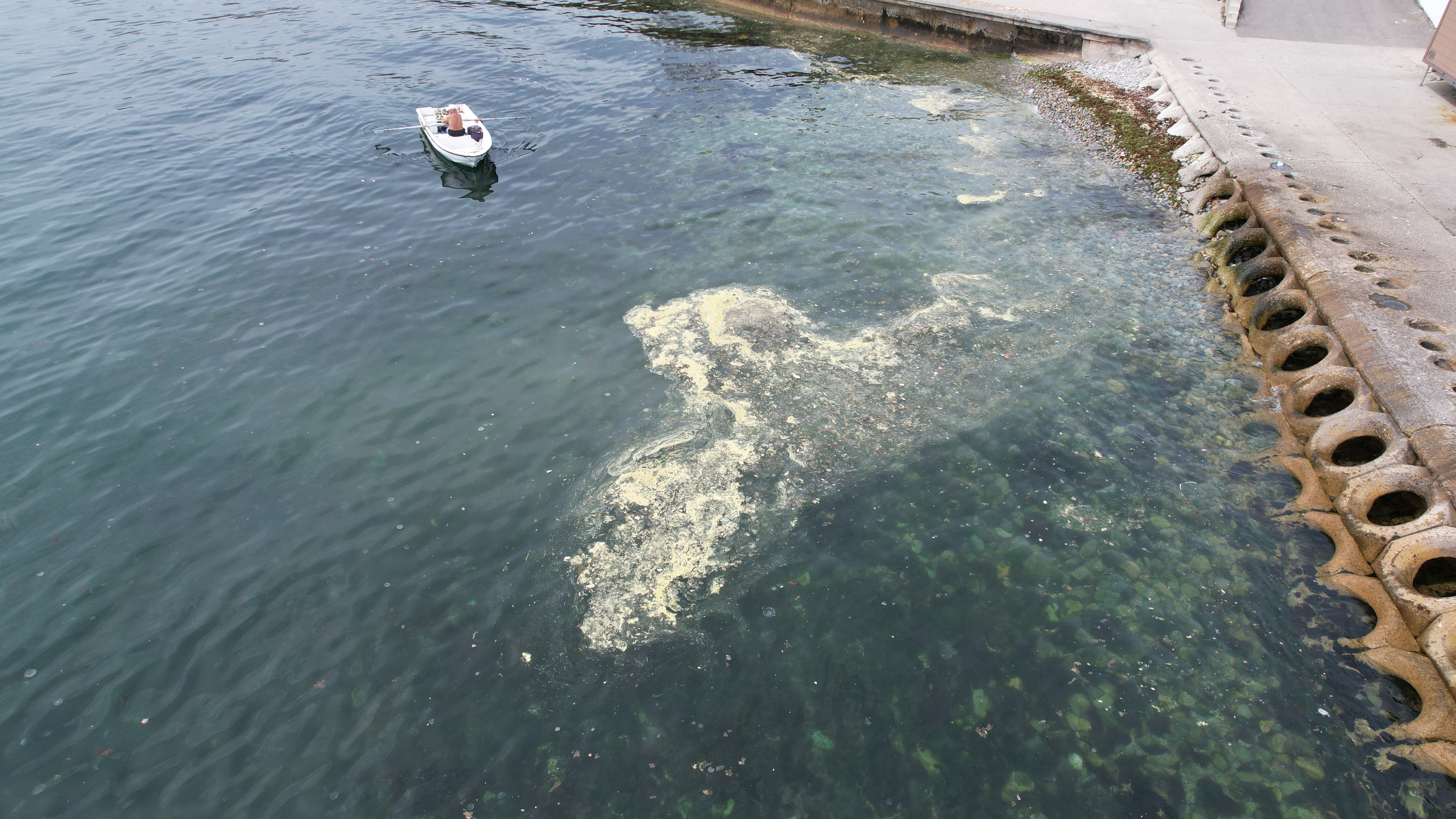 Kadıköy'de Caddebostan Sahili'nde oluşan ve müsilajı andıran görüntüler dikkat çekti. Denizin kıyıya yakın kesiminde oluşan ve akıllara müsilajı getiren tabaka dronla havadan görüntülendi.