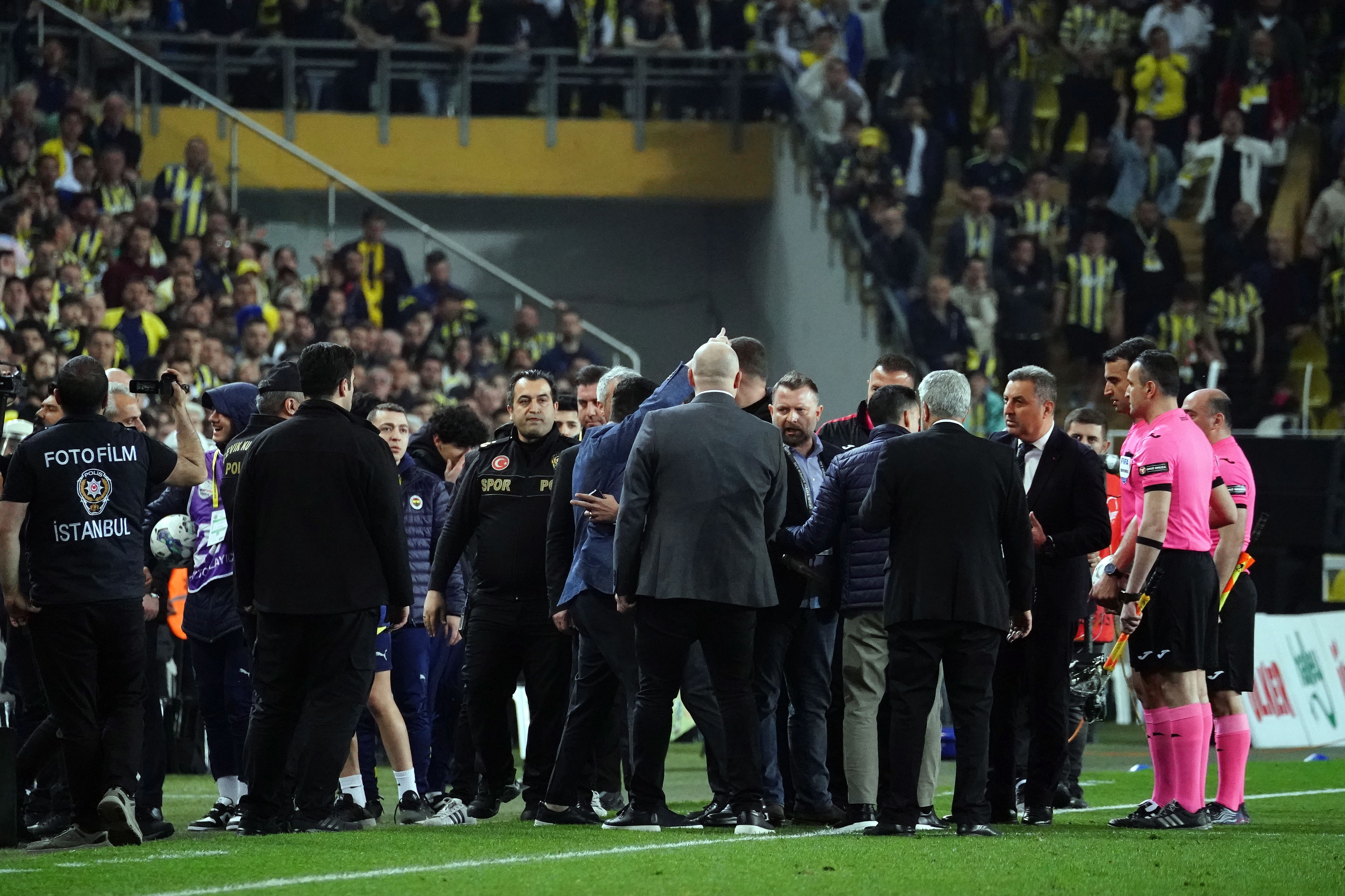 Fenerbahçe - MKE Ankaragücü maçının ilk yarısının tamamlanmasıyla Fenerbahçeli yöneticiler Ahmet Ketenci ve Selahattin Baki saha kenarına gelerek, müsabakanın hakemi Atilla Karaoğlan ve ekibine tepki gösterdi.