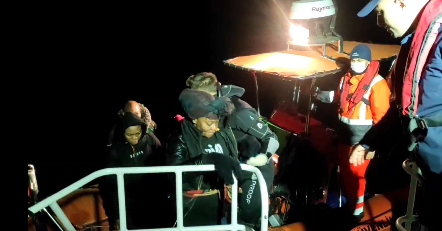 Balıkesir’in Ayvalık ilçesinde, yasa dışı yollarla Yunanistan’ın Midilli Adası’na gitmek isteyen 38 düzensiz göçmen kurtarıldı.