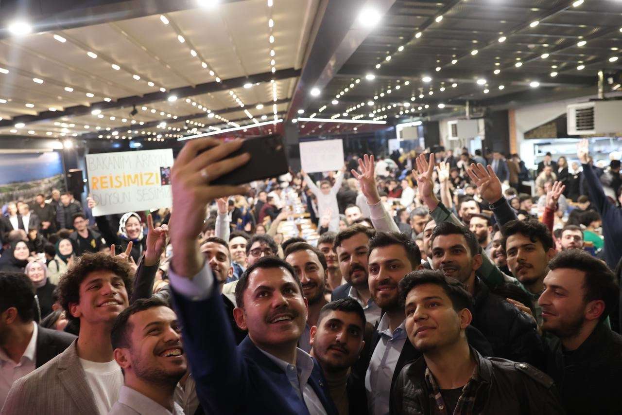 Çevre, Şehircilik ve İklim Değişikliği Bakanı ve AK Parti İstanbul 1’inci Bölge Milletvekili Adayı Murat Kurum, Pendik'teki “X,Y,Z Değil, TEKNOFEST Kuşağı, İlk Oyum Erdoğan'a, İlk Oyum AK Parti'ye" programına katıldı. Gençlerin yoğun ısrarı üzerine Cumhurbaşkanı Recep Tayyip Erdoğan’ı telefonla aradı.