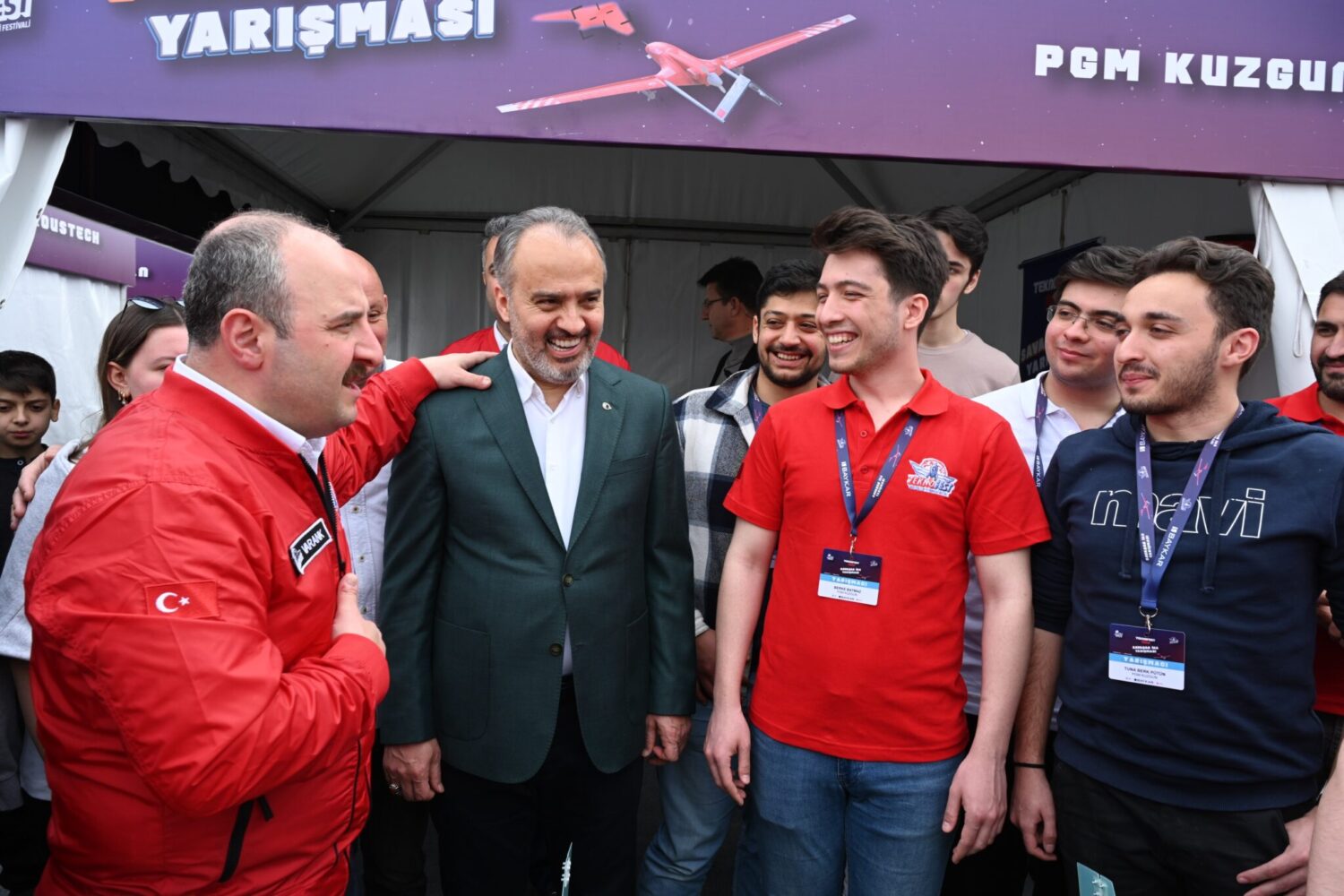 TEKNOFEST’in artık sadece bir Türkiye markası değil, dünya markası haline geldiğini belirten Bakan Mustafa Varank, “300 binden fazla takım,1 milyon yarışmacı başvurusunu yaptı. İşte finalleri gerçekleştiriyoruz. Tabii Bursa olarak da birkaç senedir insansız hava araçları yarışmalarına ev sahipliği yapıyoruz. Elimizden gelenin en güzelini Türkiye