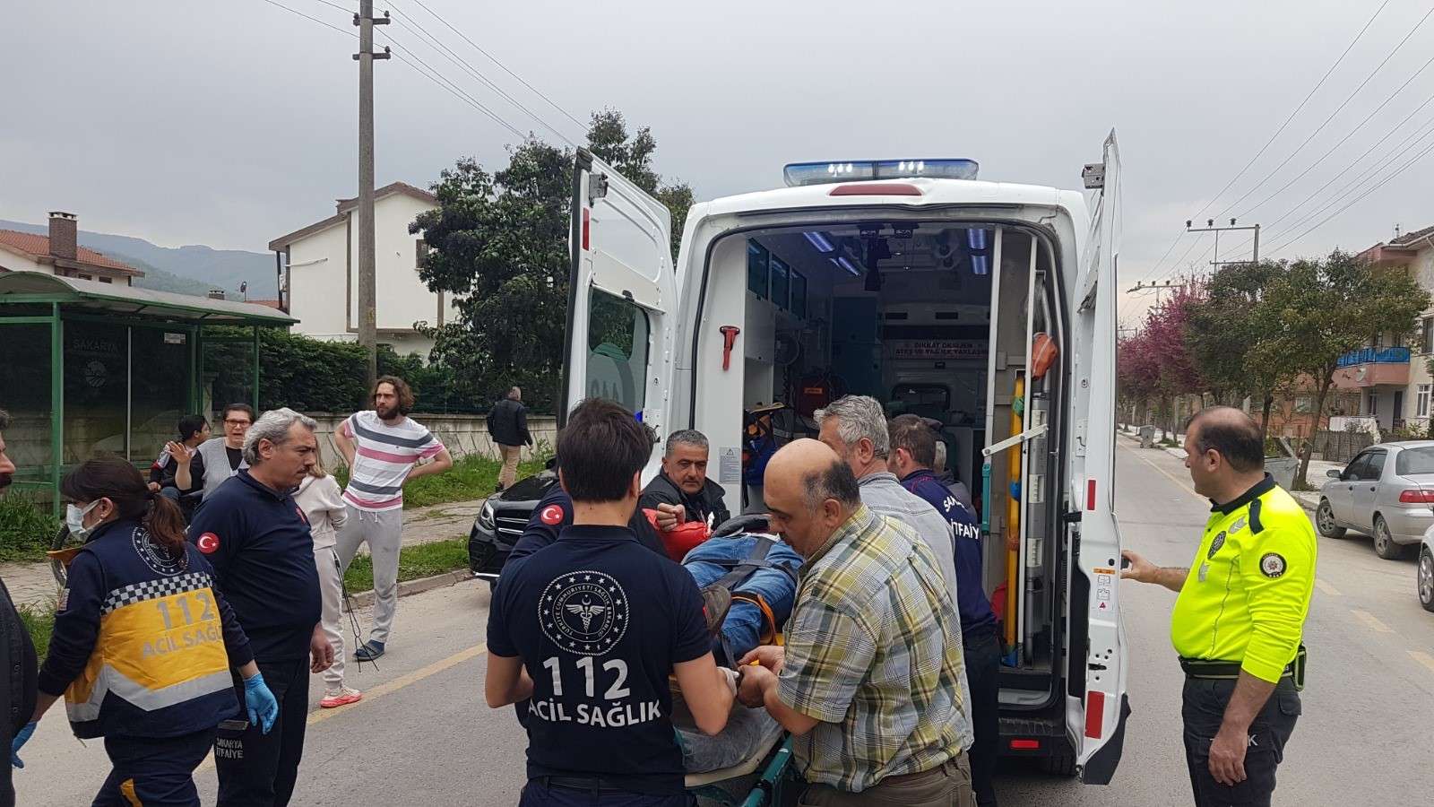 Sakarya'nın Sapanca ilçesinde meydana gelen trafik kazasında, otomobil ile motosiklet çarpıştı ve 1 kişi yaralandı.