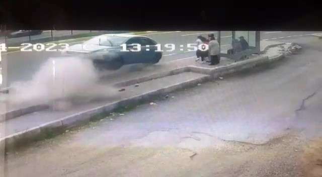 Balıkesir'in Edremit ilçesinde kontrolden çıkan otomobil otobüs durağında bulunan 5 kişiye çarptı. İnsanların savrulduğu dehşet anları anbean kameraya yansıdı.
