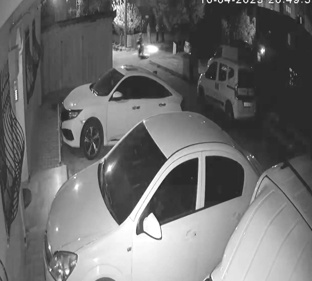 Kocaeli'de, bir restorandan verilen siparişi teslim etmek için gelen motosikletli kuryeye 4 kişi pompalı tüfekle saldırdı. Olay anları çevredeki güvenlik kamerası tarafından kaydedildi.