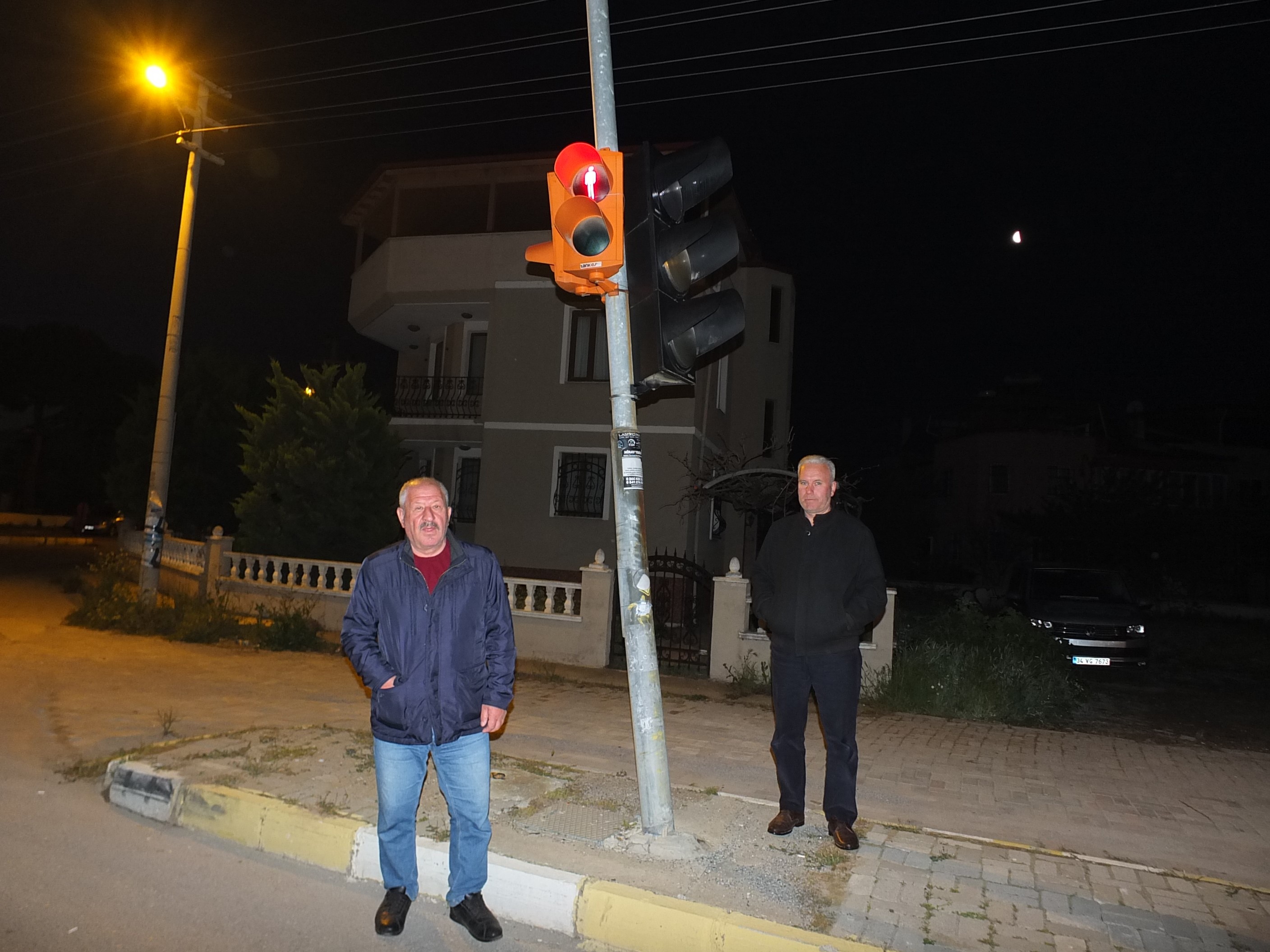 Burhaniye ilçesinde, bir aracın çarpması sonucu hasar gören trafik ışığının onarılması istendi. Ören Mahallesi Ayaklı Kavşağındaki trafik ışığının 2 aydan beri hasarlı olduğu kaydedildi.