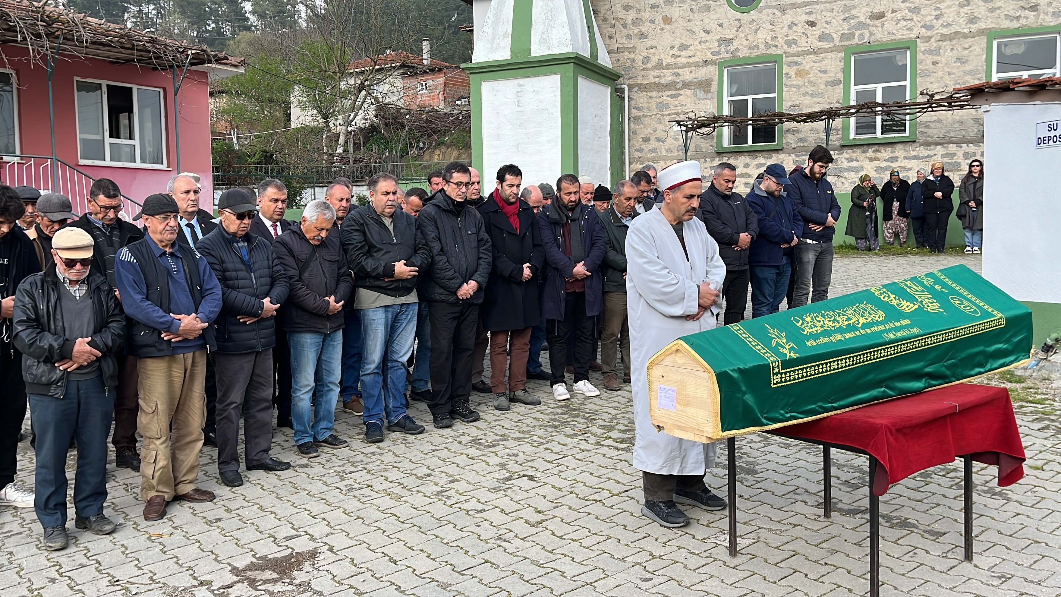 Yönetmen Nuri Bilge Ceylan'ın annesinin cenazesi, Çanakkale'de defnedildi.