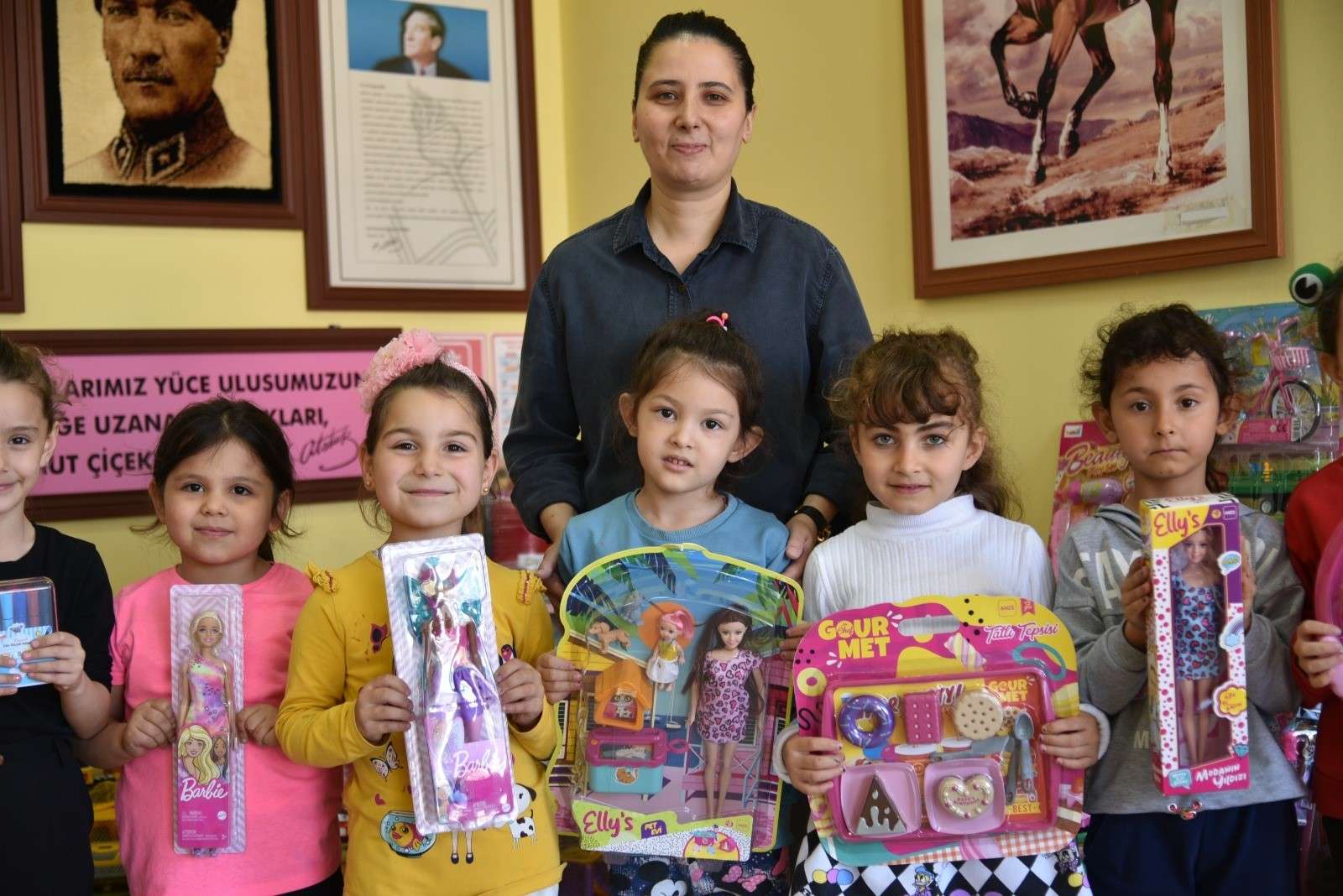 DEPREMZEDE ÇOCUKLARA BAYRAM HEDİYESİ ANAOKULU ÖĞRENCİLERİNDEN