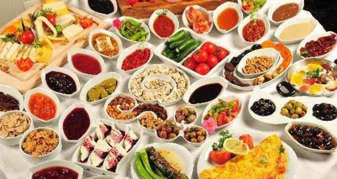 Beslenme ve Diyetetik Uzmanı Dr. Öğr. Üyesi Merve Bayram, Ramazan ayında değişen beslenme alışkanlıkları ve bayram sürecinde artan tatlı tüketimi sonrasında metabolizmanın eski hızına ulaşması için dengeli beslenme ve fiziksel aktivitenin önemine dikkat çekti. Bayram, bu amaçla yapılması gereken 6 adımı anlattı.