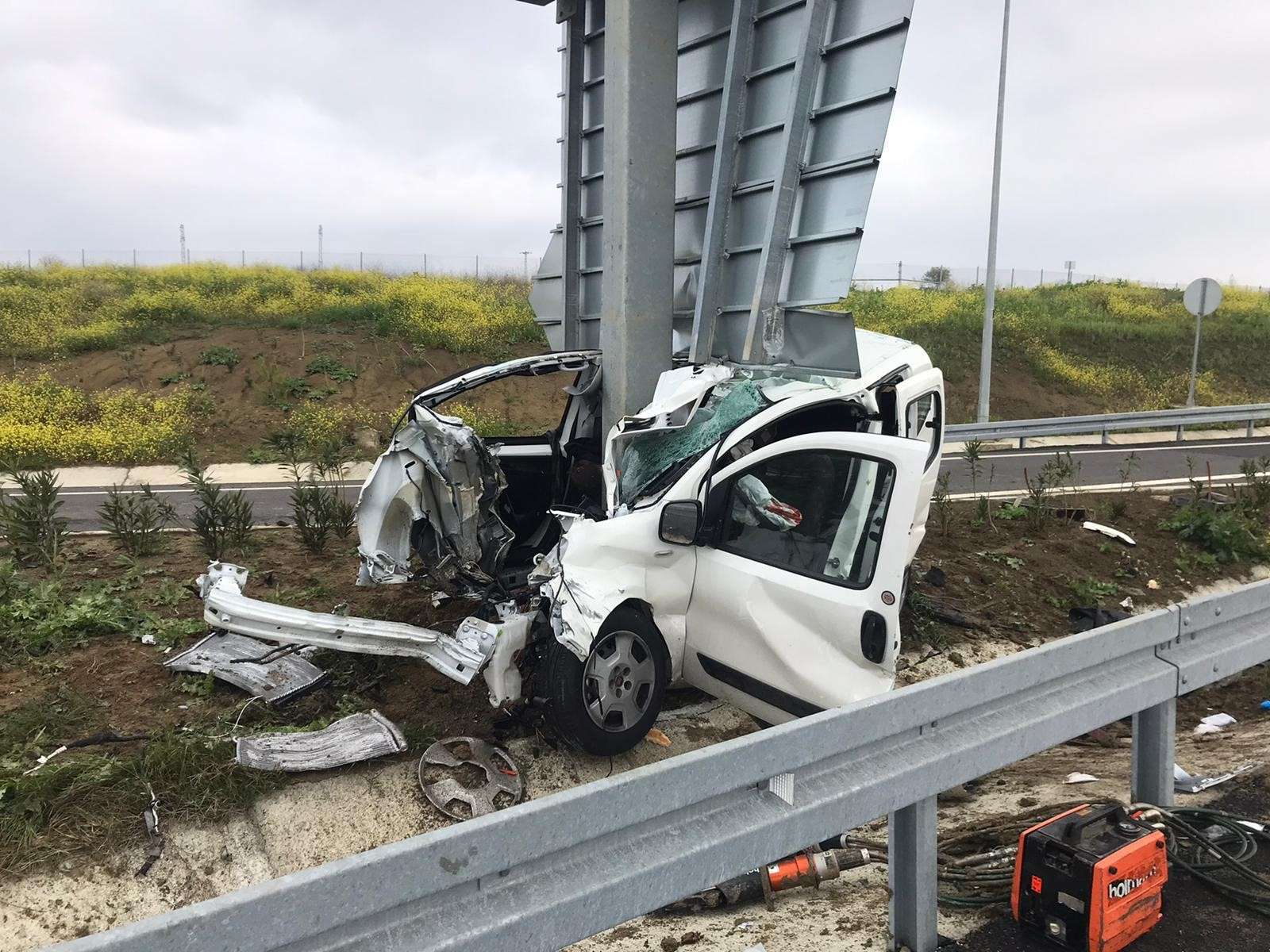 ÇANAKKALE'DE FECİ KAZA: ANNE İLE OĞLU HAYATINI KAYBETTİ, BABA AĞIR YARALI YÖN LEVHASI DİREĞİNE ÇARPAN OTOMOBİL HURDAYA DÖNDÜ